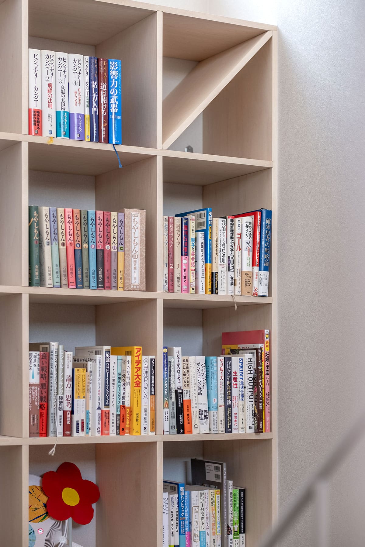 階段の踊り場に - Shelf 壁一面の本棚 奥行350mm/ロータイプ本棚 - マルゲリータお客様事例