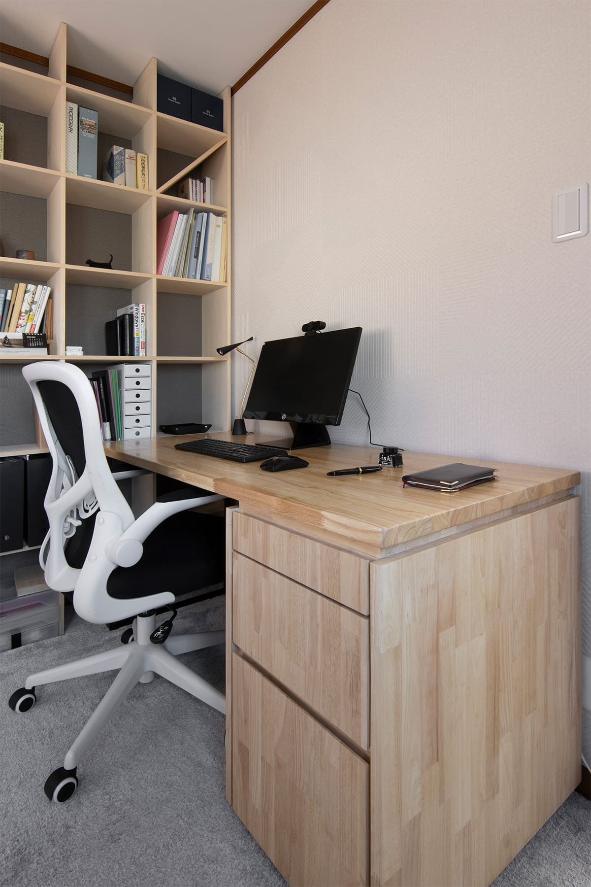 書斎の本棚・デスク - Shelf 壁一面の本棚 奥行250・壁一面の本棚 奥行350・Studio ワークデスク - マルゲリータお客様事例