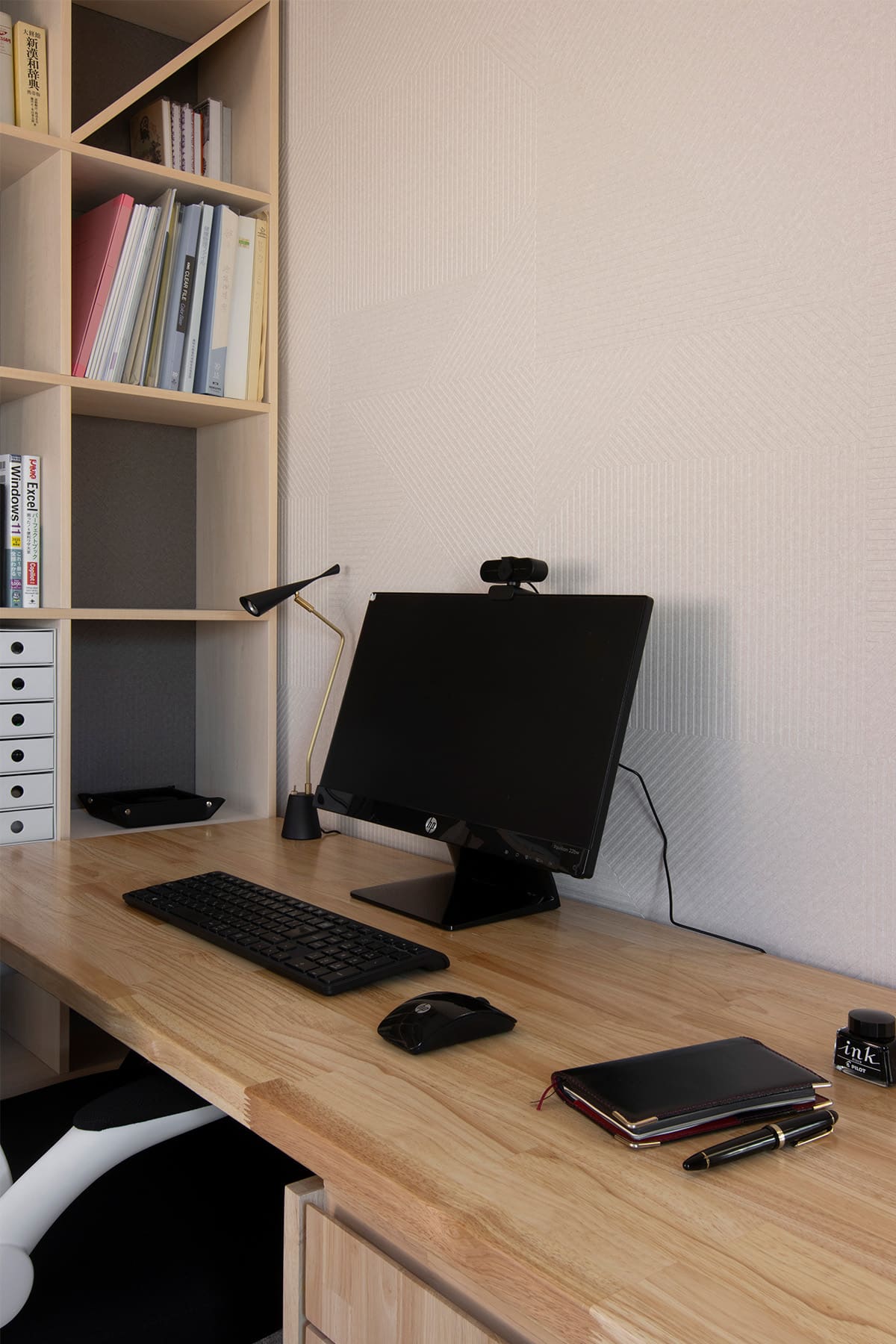 書斎の本棚・デスク - Shelf 壁一面の本棚 奥行250・壁一面の本棚 奥行350・Studio ワークデスク - マルゲリータお客様事例