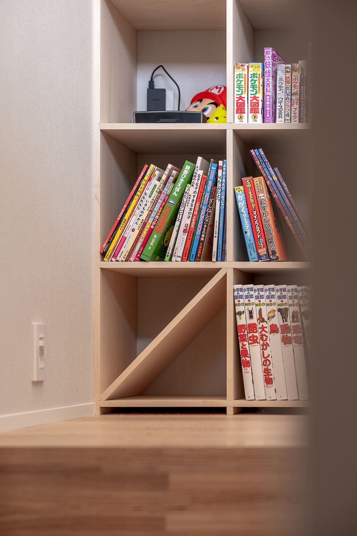 階段の踊り場に - Shelf 壁一面の本棚 奥行350mm/ロータイプ本棚 - マルゲリータお客様事例