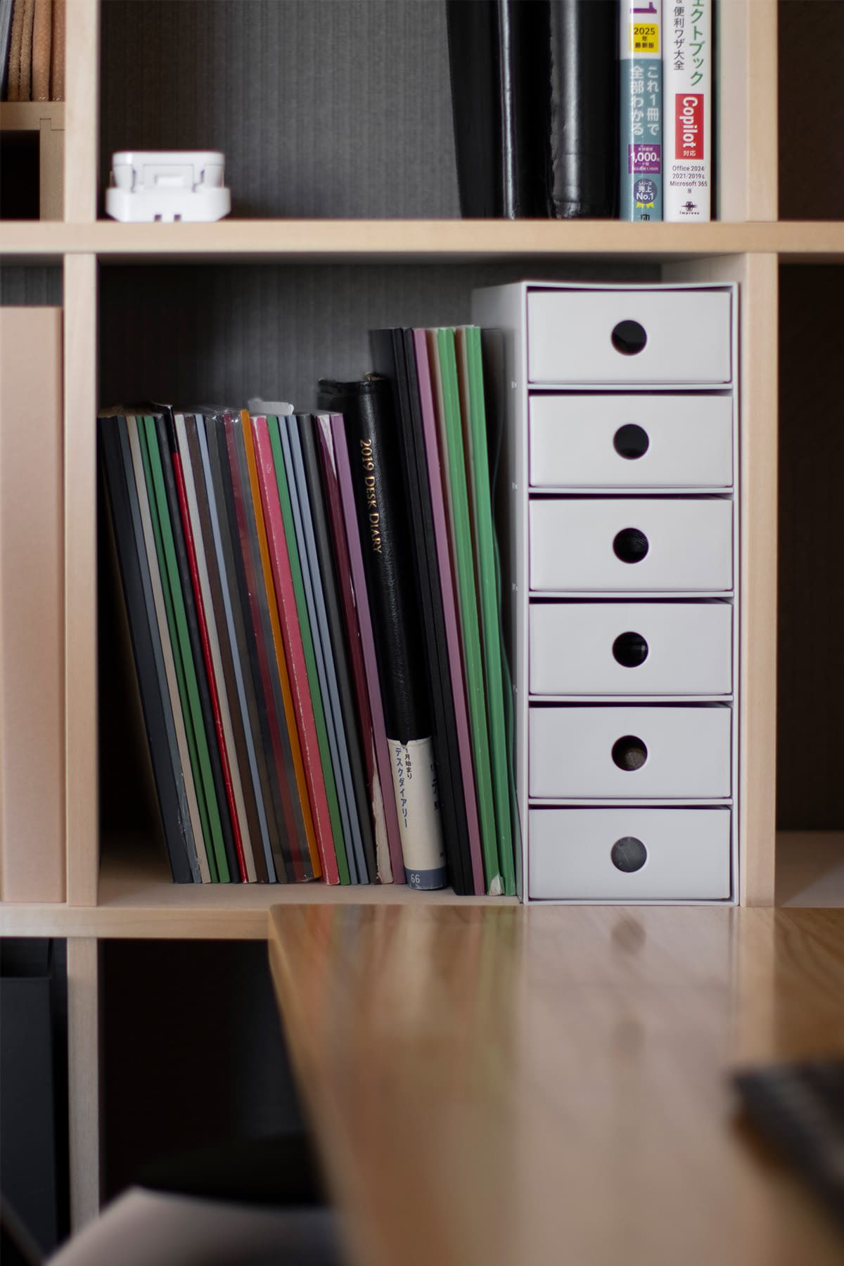 書斎の本棚・デスク - Shelf 壁一面の本棚 奥行250・壁一面の本棚 奥行350・Studio ワークデスク - マルゲリータお客様事例