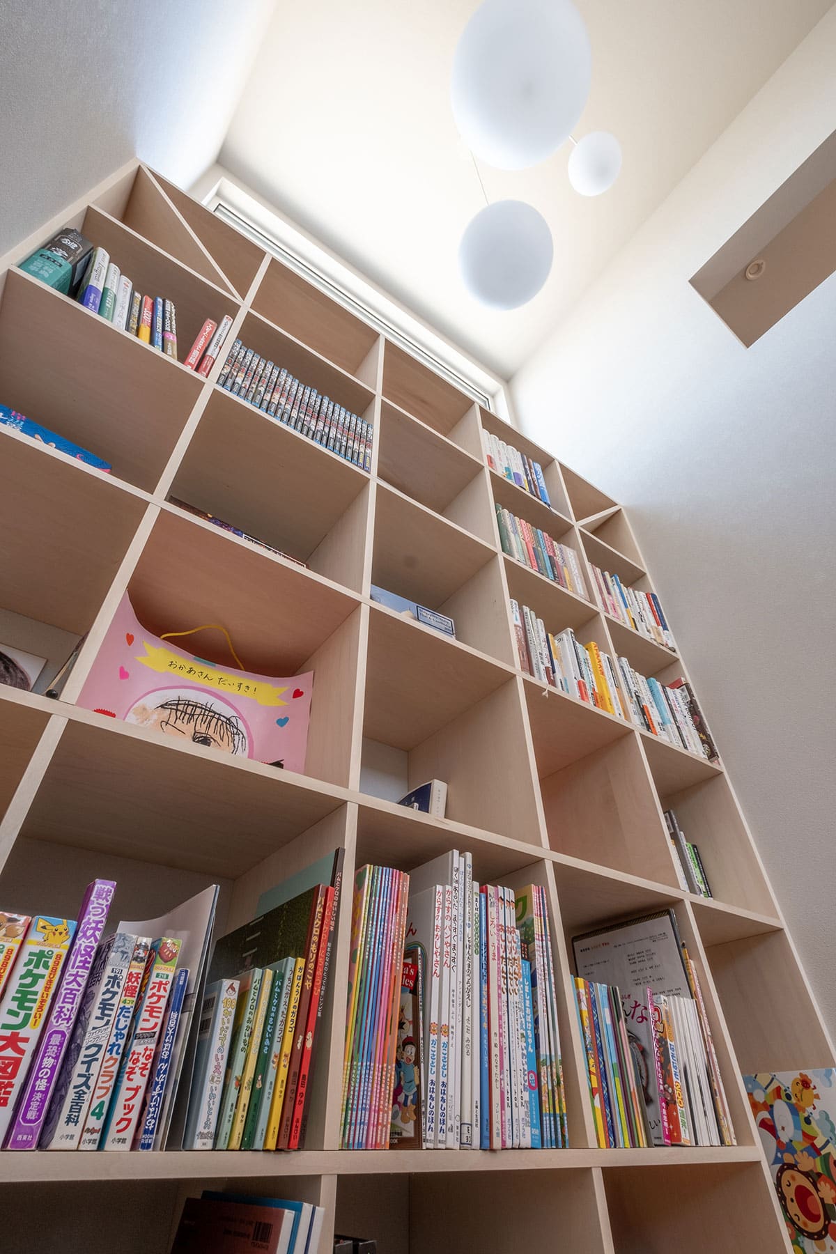 階段の踊り場に - Shelf 壁一面の本棚 奥行350mm/ロータイプ本棚 - マルゲリータお客様事例