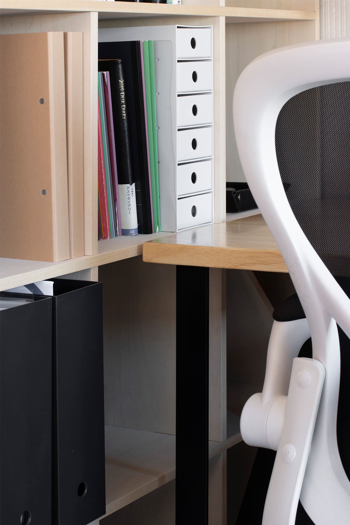 書斎の本棚・デスク - Shelf 壁一面の本棚 奥行250・壁一面の本棚 奥行350・Studio ワークデスク - マルゲリータお客様事例