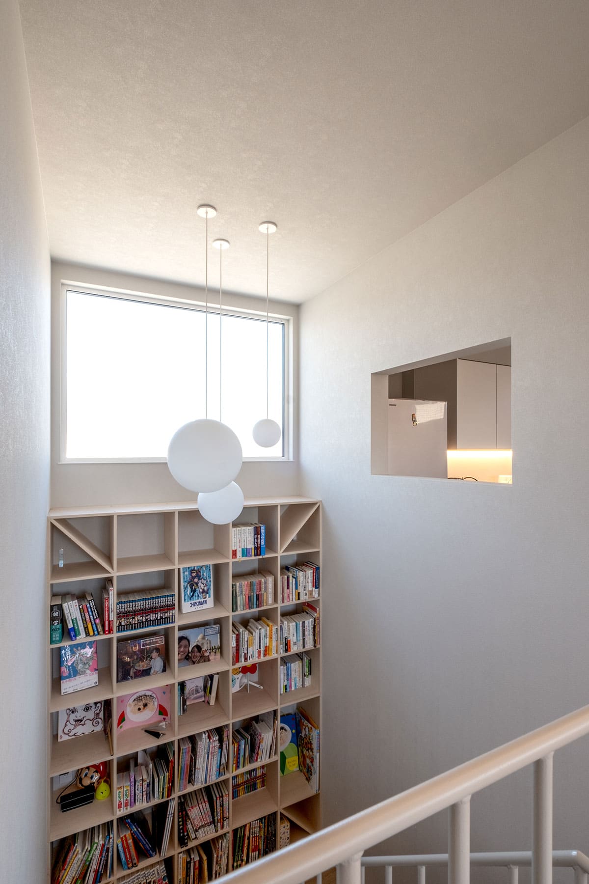 階段の踊り場に - Shelf 壁一面の本棚 奥行350mm/ロータイプ本棚 - マルゲリータお客様事例