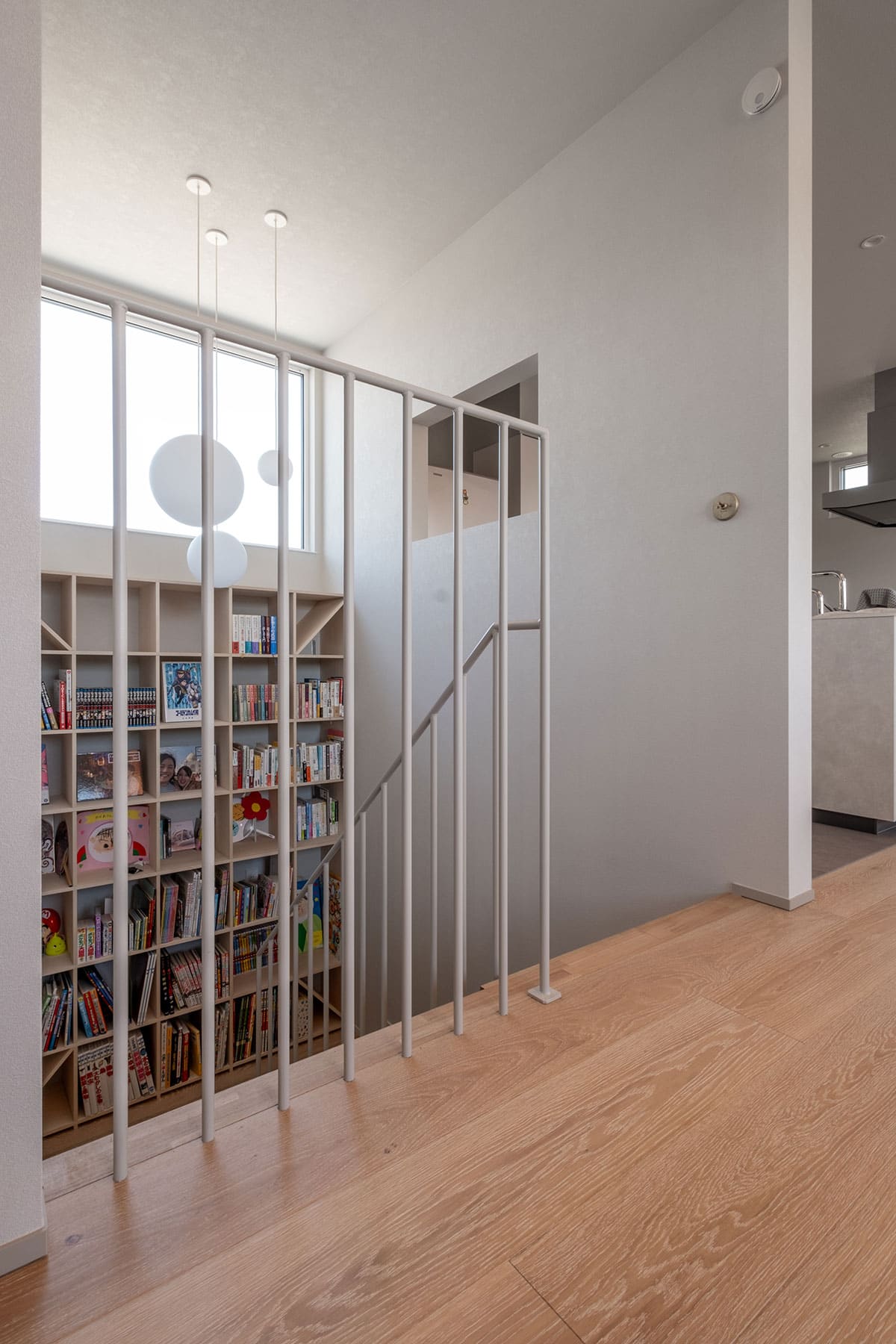 階段の踊り場に - Shelf 壁一面の本棚 奥行350mm/ロータイプ本棚 - マルゲリータお客様事例