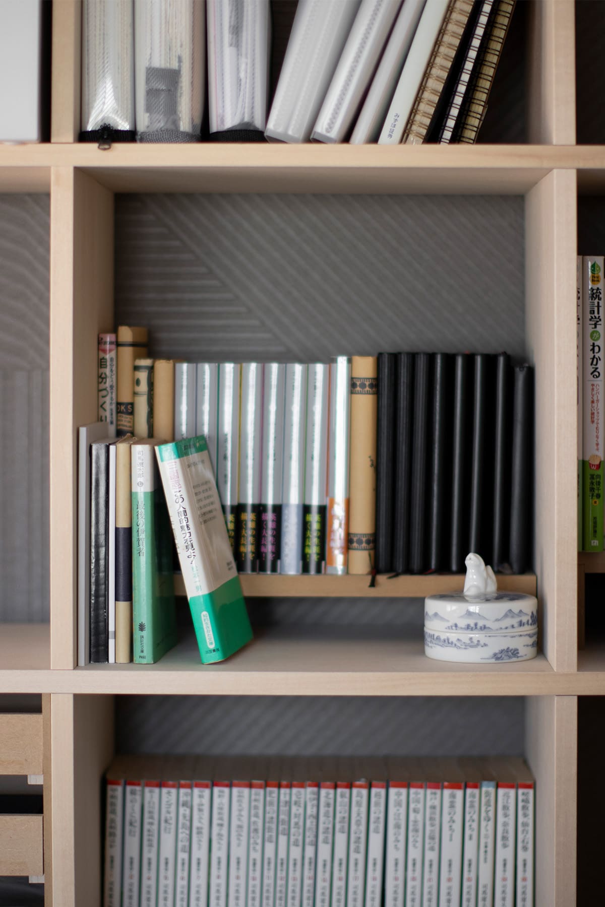 書斎の本棚・デスク - Shelf 壁一面の本棚 奥行250・壁一面の本棚 奥行350・Studio ワークデスク - マルゲリータお客様事例