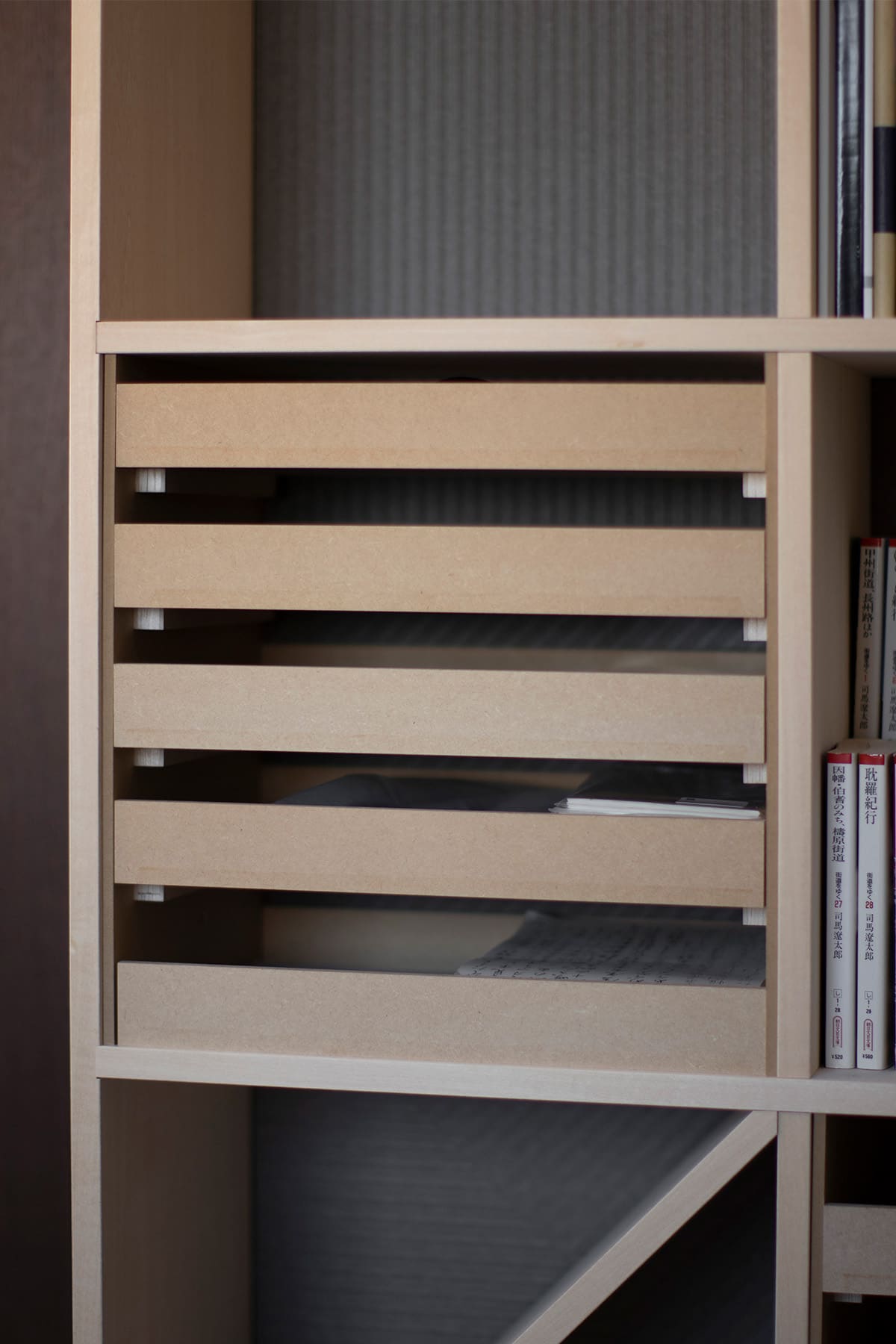 書斎の本棚・デスク - Shelf 壁一面の本棚 奥行250・壁一面の本棚 奥行350・Studio ワークデスク - マルゲリータお客様事例