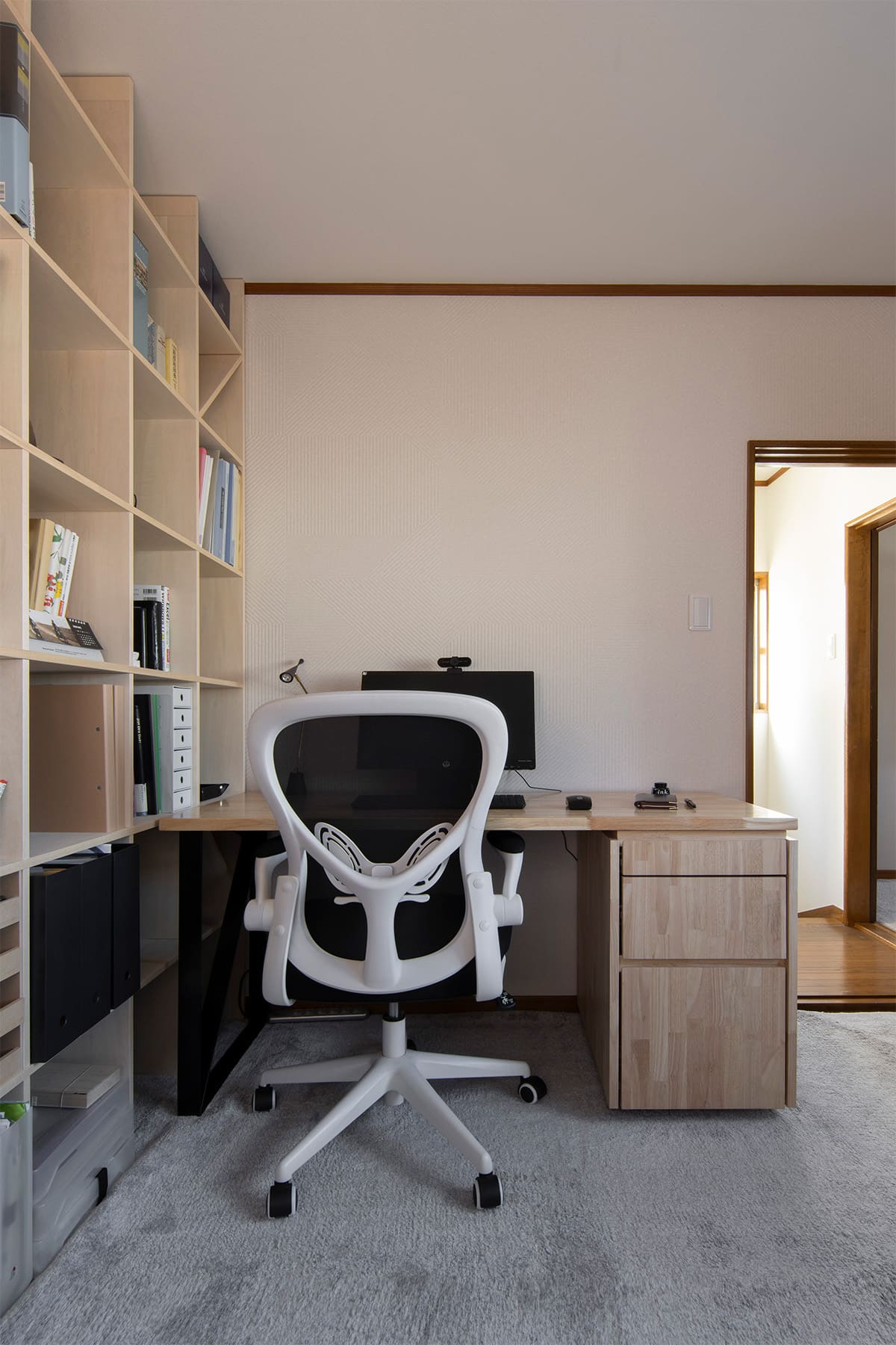 書斎の本棚・デスク - Shelf 壁一面の本棚 奥行250・壁一面の本棚 奥行350・Studio ワークデスク - マルゲリータお客様事例