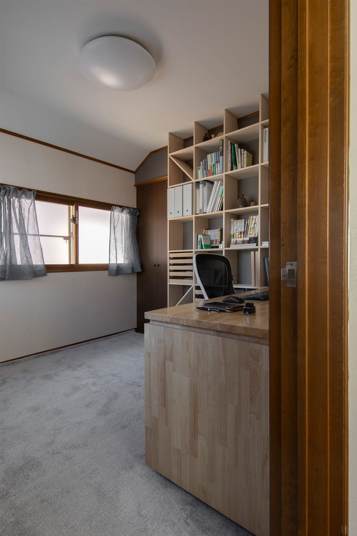 書斎の本棚・デスク - Shelf 壁一面の本棚 奥行250・壁一面の本棚 奥行350・Studio ワークデスク - マルゲリータお客様事例