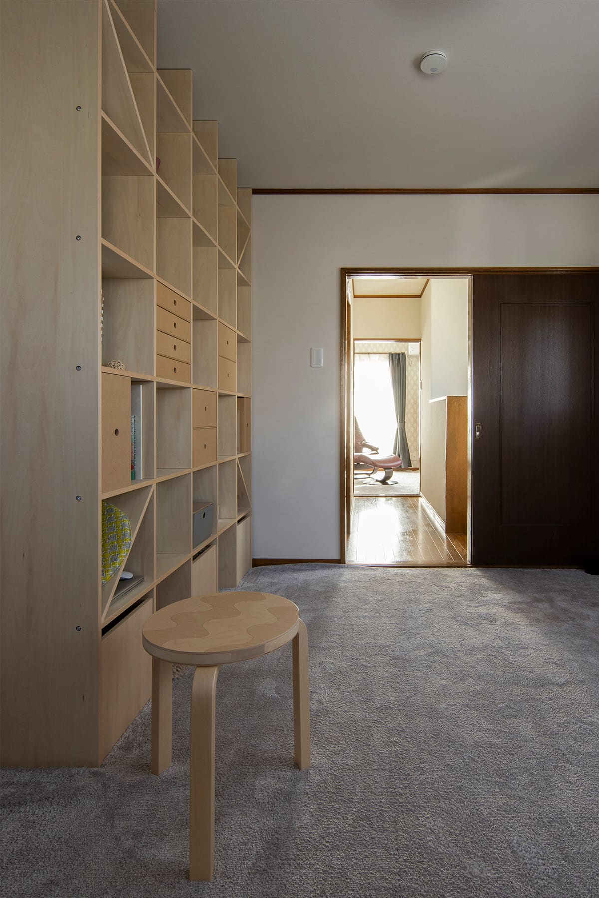 書斎の本棚・デスク - Shelf 壁一面の本棚 奥行250・壁一面の本棚 奥行350・Studio ワークデスク - マルゲリータお客様事例