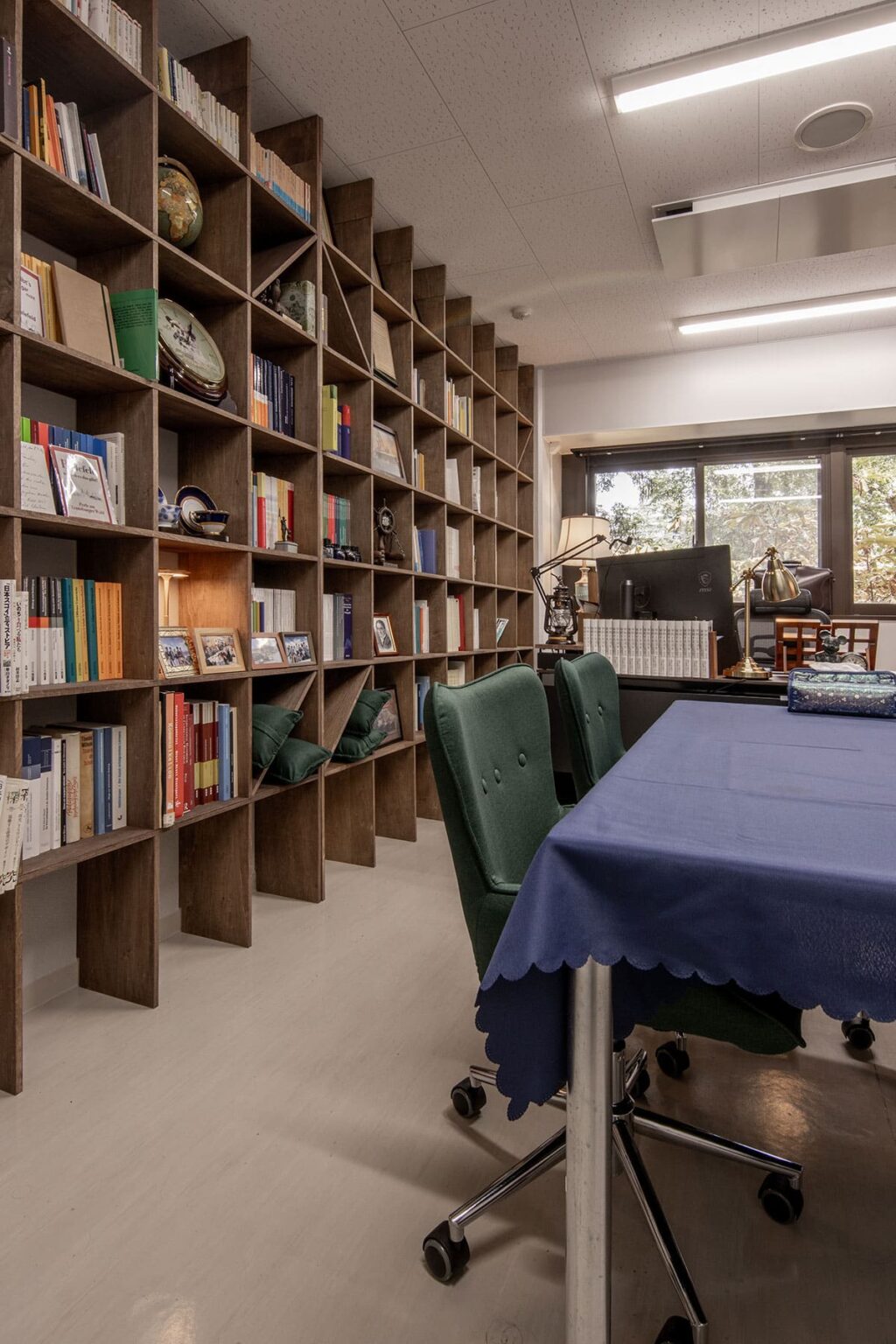 筑波大学人間系教育学域の研究室に - Shelf 壁一面の本棚 奥行250mm/ロータイプ本棚 - マルゲリータお客様事例