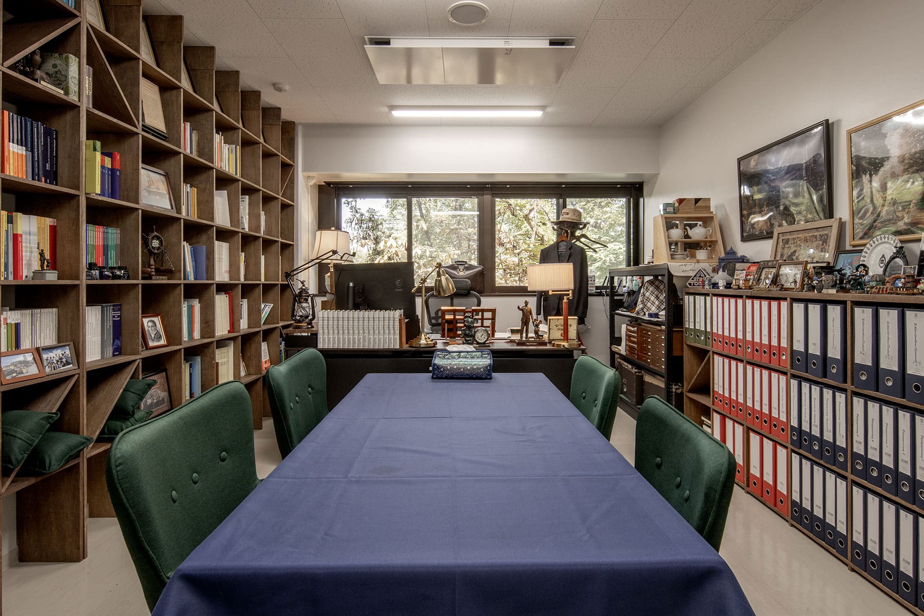 筑波大学人間系教育学域の研究室に - Shelf 壁一面の本棚 奥行250mm/ロータイプ本棚 - マルゲリータお客様事例