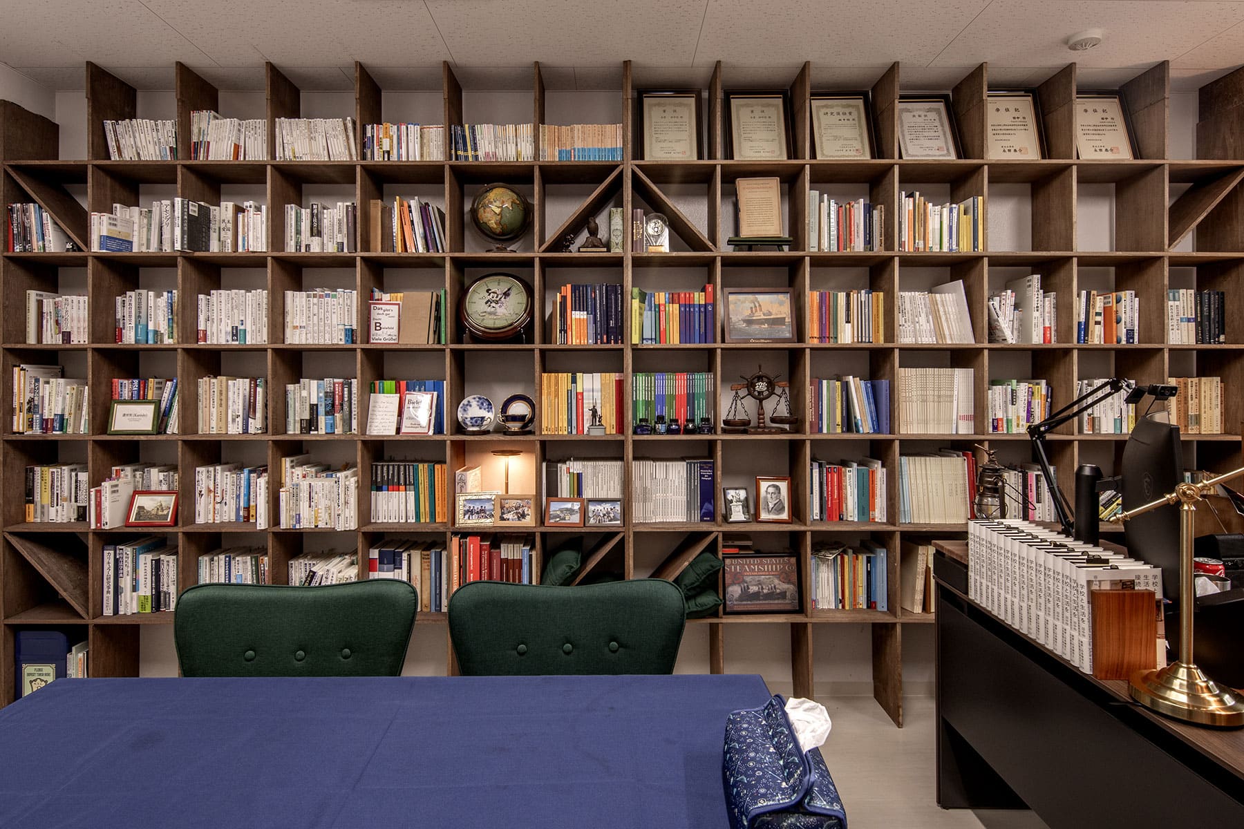 筑波大学人間系教育学域の研究室に - Shelf 壁一面の本棚 奥行250mm/ロータイプ本棚 - マルゲリータお客様事例