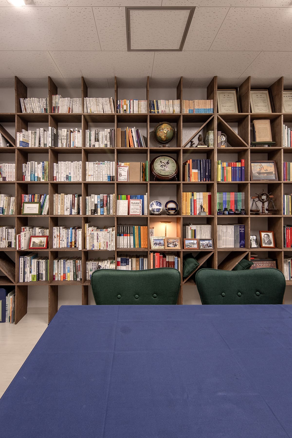 筑波大学人間系教育学域の研究室に - Shelf 壁一面の本棚 奥行250mm/ロータイプ本棚 - マルゲリータお客様事例