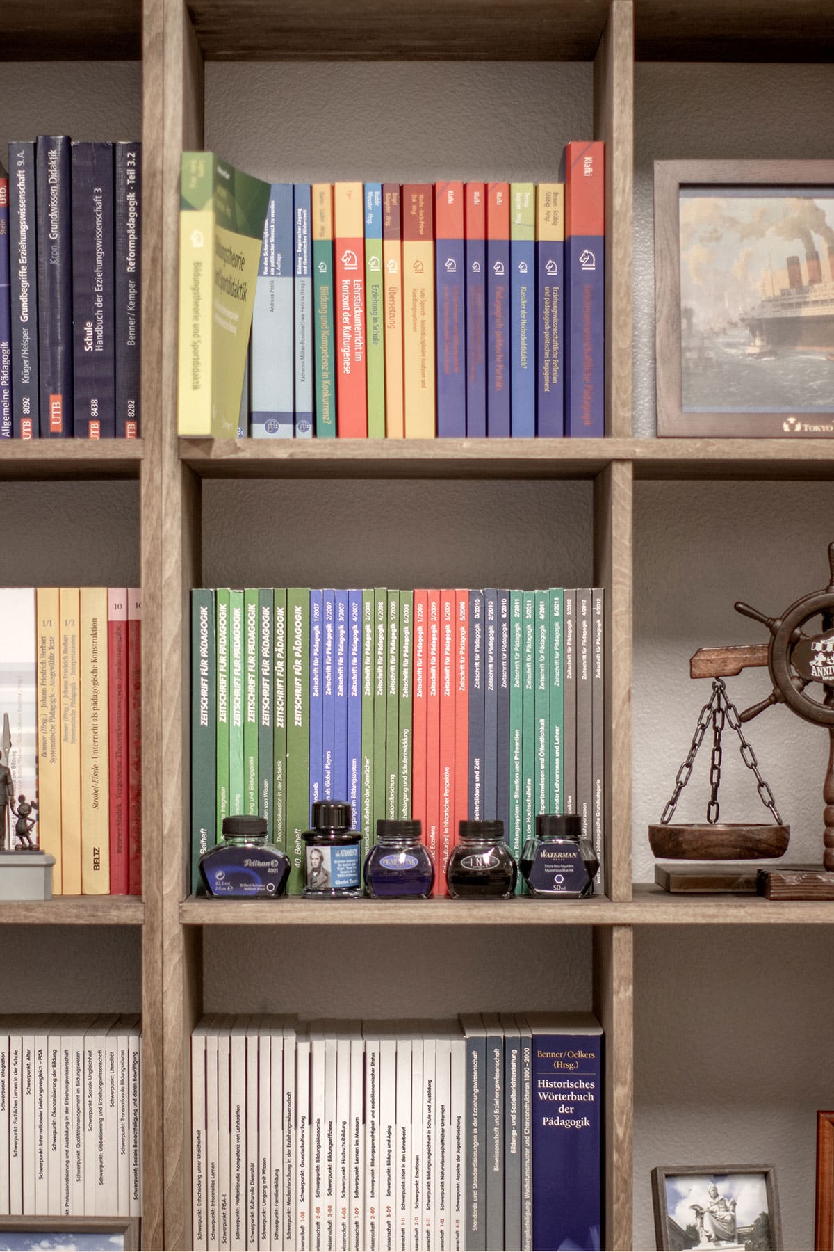 筑波大学人間系教育学域の研究室に - Shelf 壁一面の本棚 奥行250mm/ロータイプ本棚 - マルゲリータお客様事例