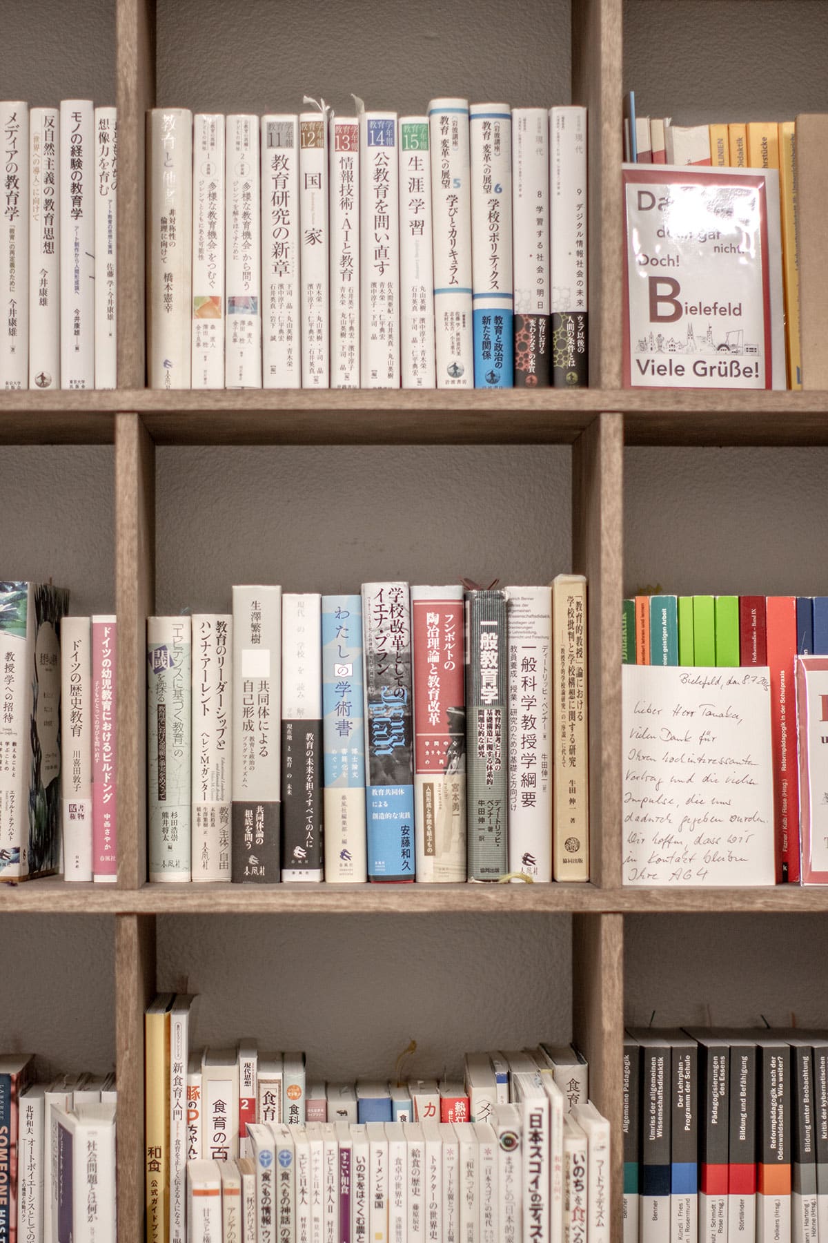 筑波大学人間系教育学域の研究室に - Shelf 壁一面の本棚 奥行250mm/ロータイプ本棚 - マルゲリータお客様事例