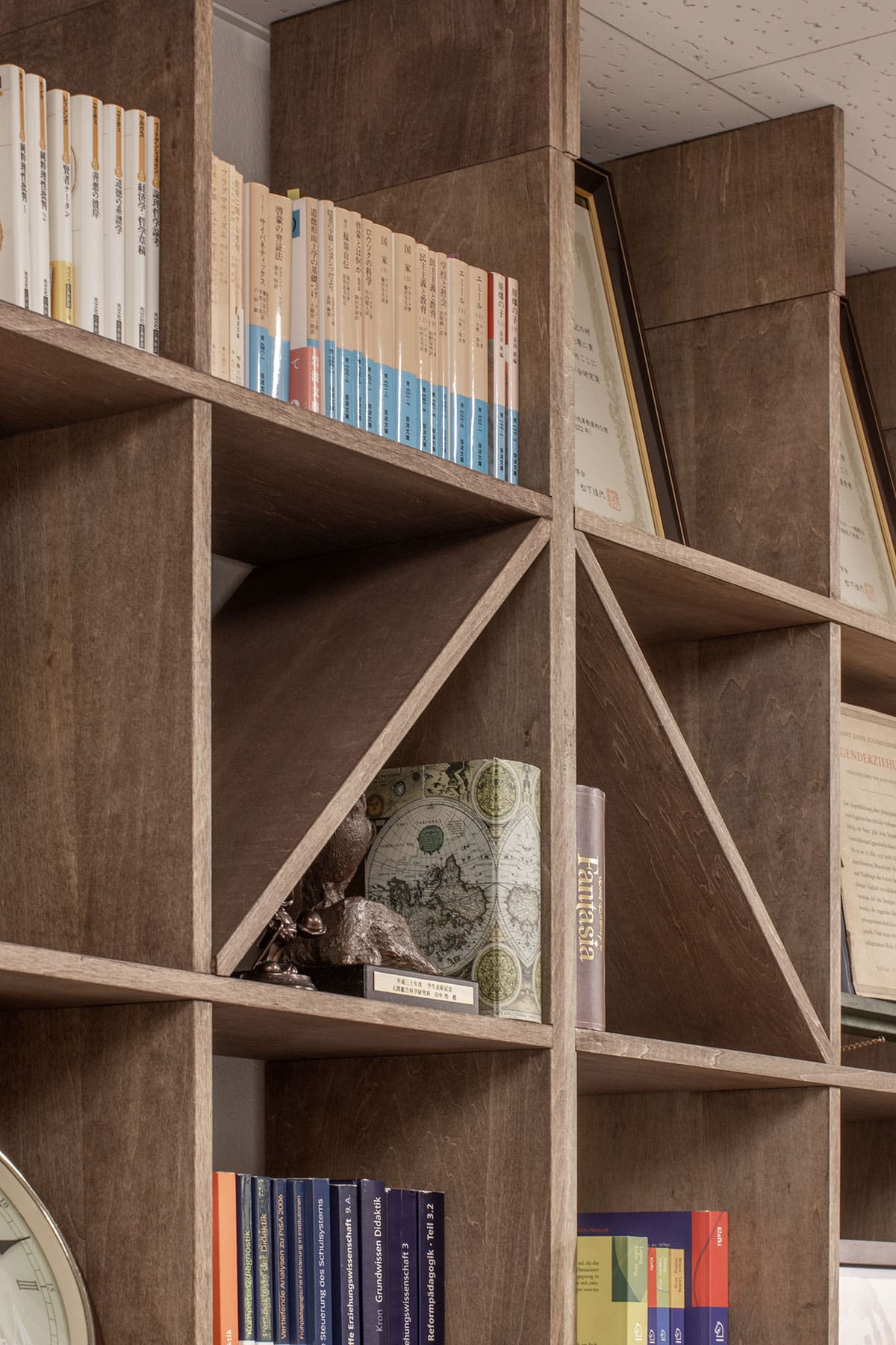 筑波大学人間系教育学域の研究室に - Shelf 壁一面の本棚 奥行250mm/ロータイプ本棚 - マルゲリータお客様事例