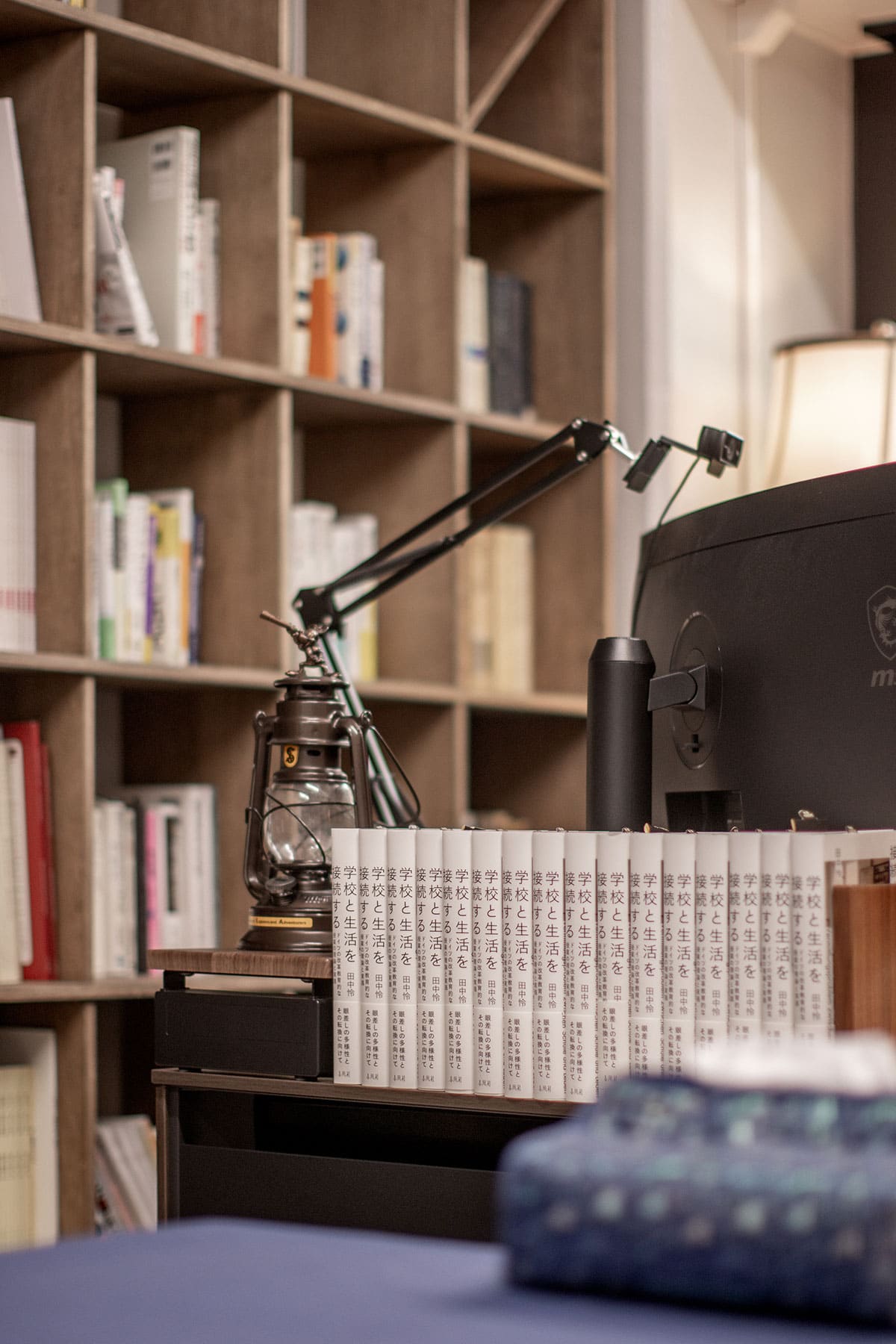 筑波大学人間系教育学域の研究室に - Shelf 壁一面の本棚 奥行250mm/ロータイプ本棚 - マルゲリータお客様事例