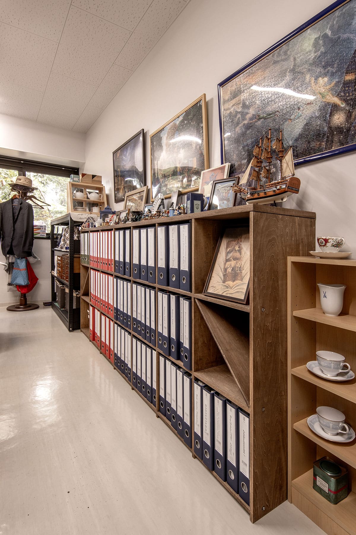 筑波大学人間系教育学域の研究室に - Shelf 壁一面の本棚 奥行250mm/ロータイプ本棚 - マルゲリータお客様事例