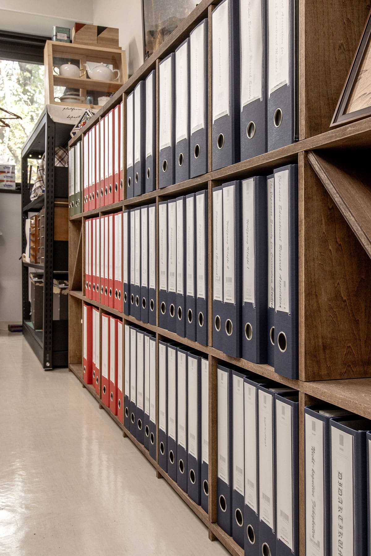 筑波大学人間系教育学域の研究室に - Shelf 壁一面の本棚 奥行250mm/ロータイプ本棚 - マルゲリータお客様事例