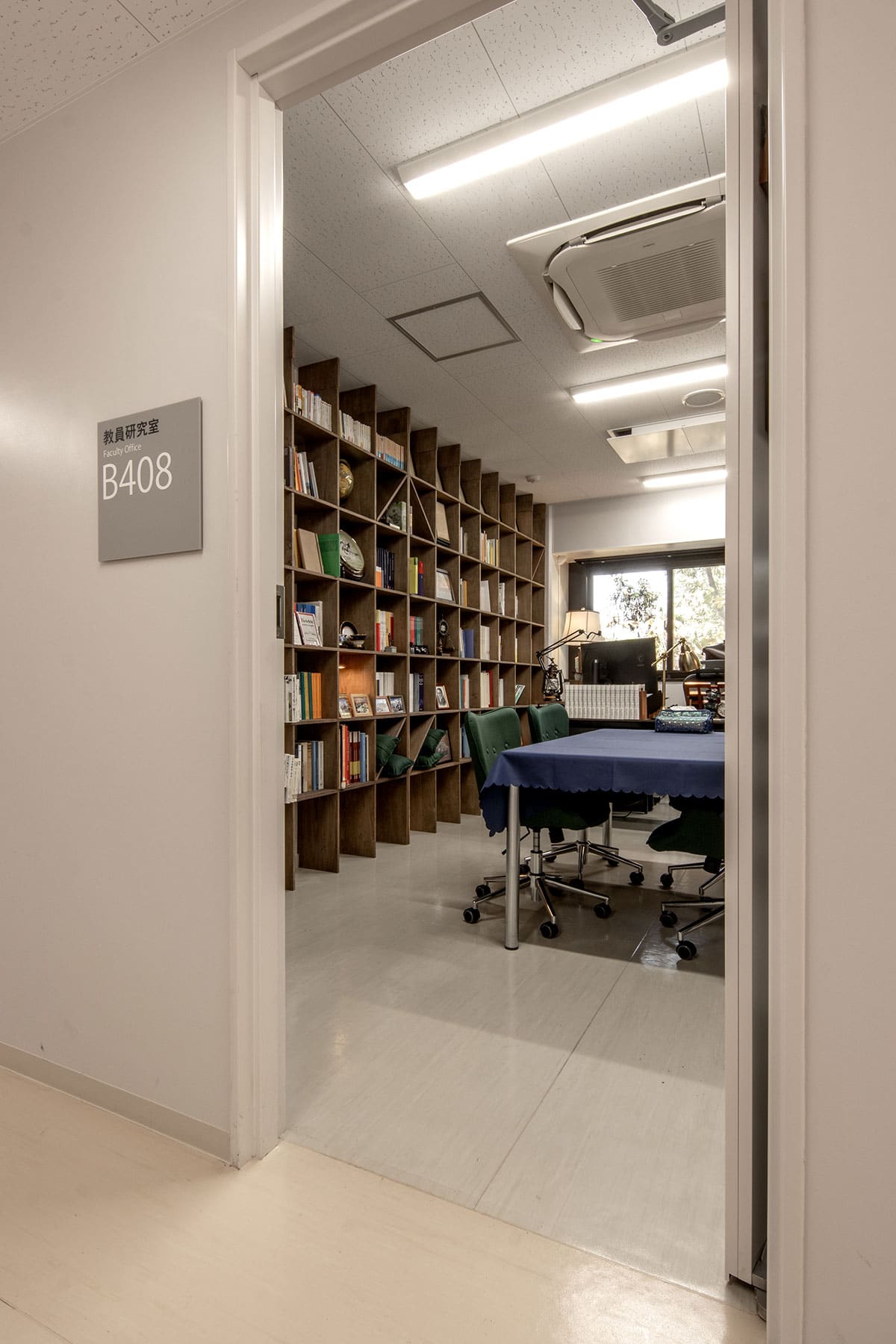 筑波大学人間系教育学域の研究室に - Shelf 壁一面の本棚 奥行250mm/ロータイプ本棚 - マルゲリータお客様事例