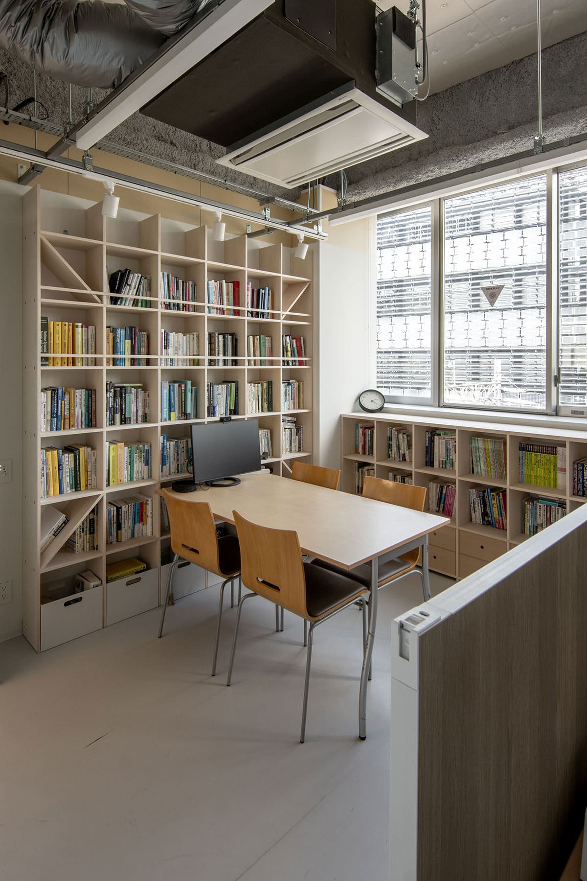 大学研究室・学生用ワークスペース - Shelf 壁一面の本棚 奥行250mm / ロータイプ本棚 - マルゲリータお客様事例