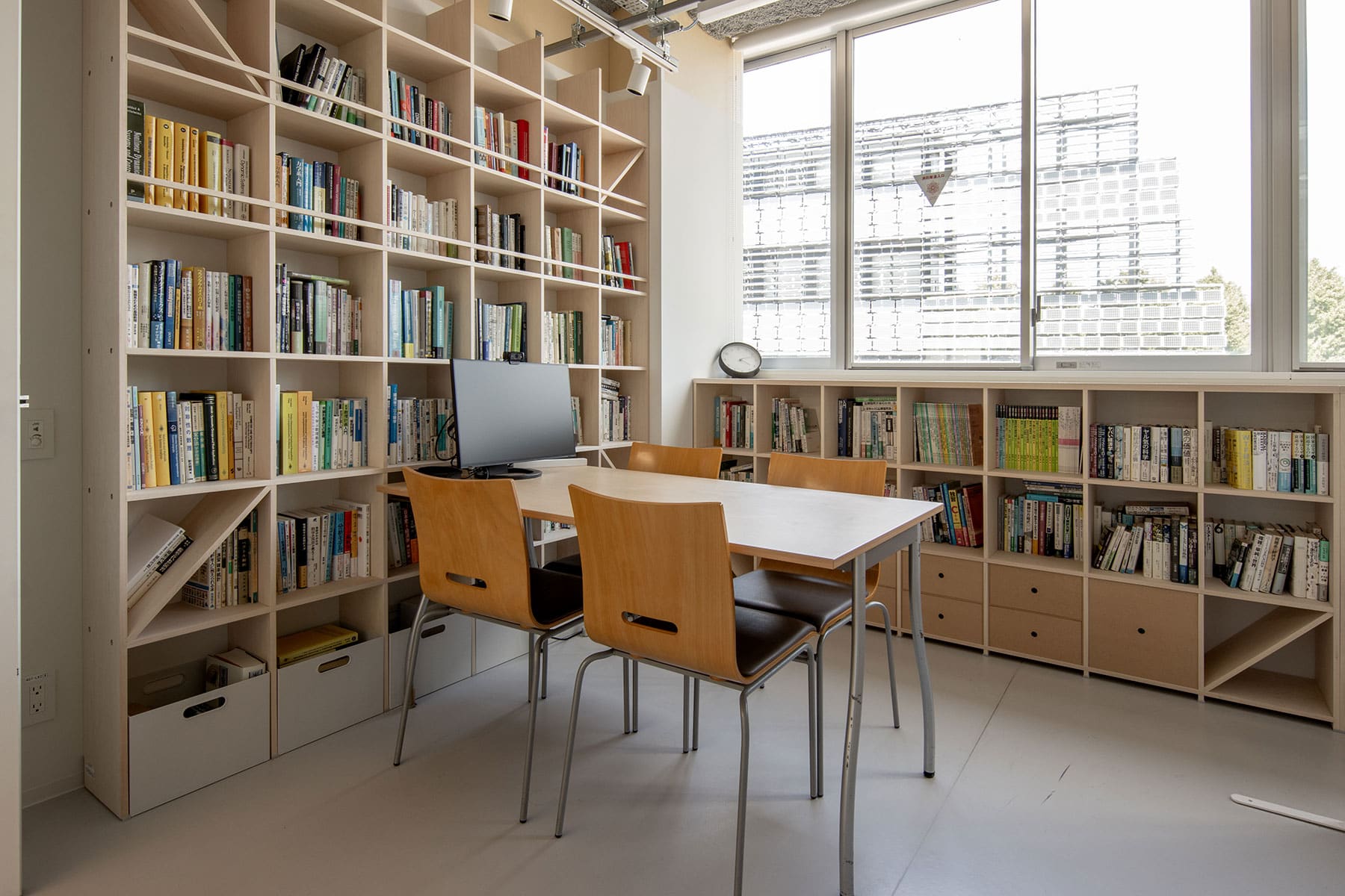 大学研究室・学生用ワークスペース - Shelf 壁一面の本棚 奥行250mm / ロータイプ本棚 - マルゲリータお客様事例