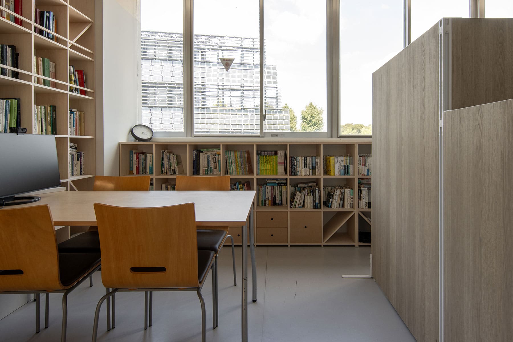 大学研究室・学生用ワークスペース - Shelf 壁一面の本棚 奥行250mm / ロータイプ本棚 - マルゲリータお客様事例