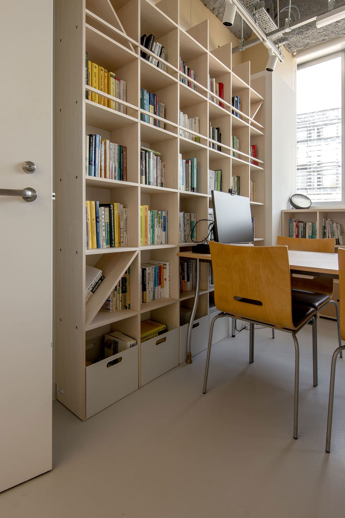 大学研究室・学生用ワークスペース - Shelf 壁一面の本棚 奥行250mm / ロータイプ本棚 - マルゲリータお客様事例