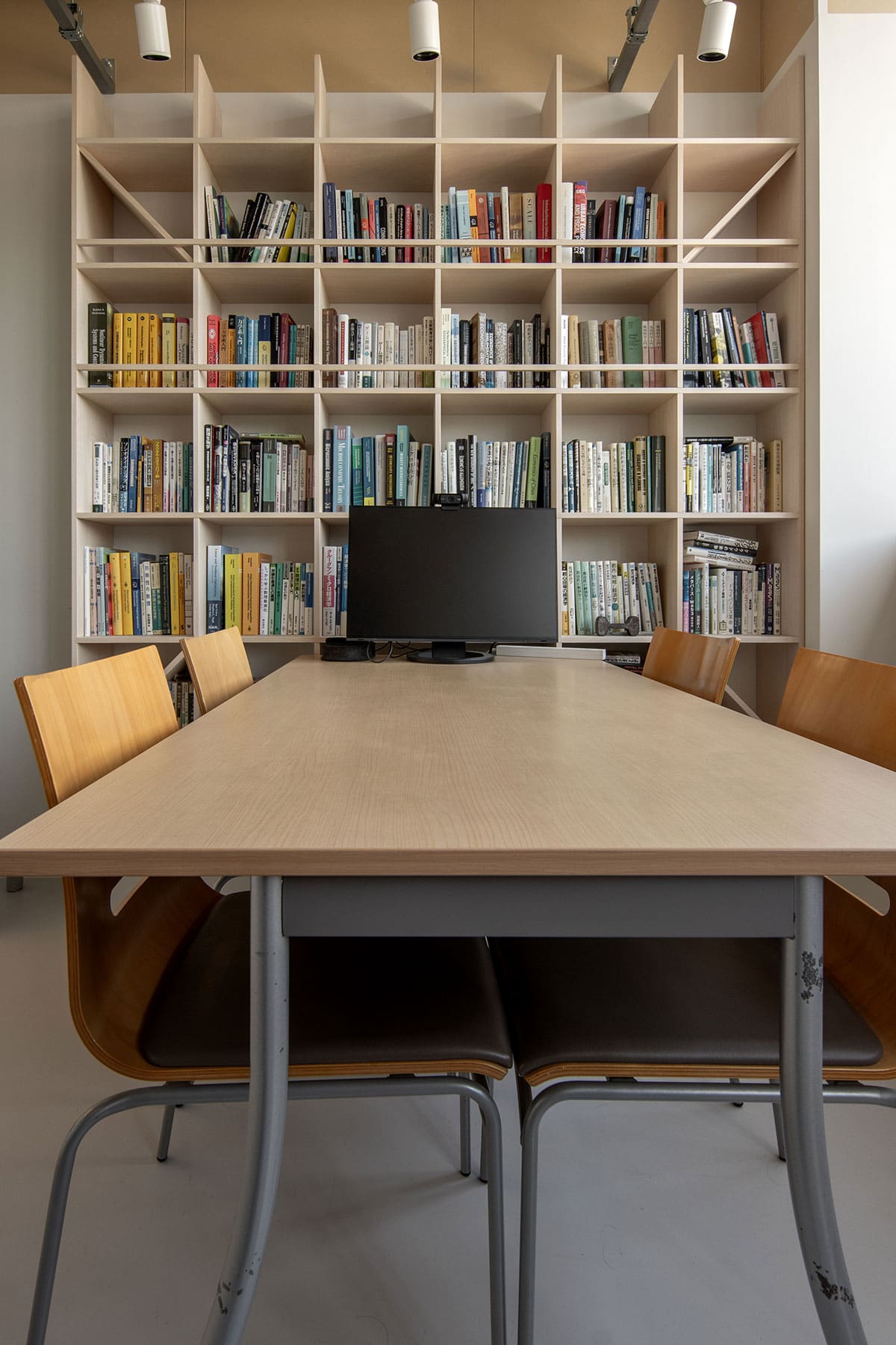 大学研究室・学生用ワークスペース - Shelf 壁一面の本棚 奥行250mm / ロータイプ本棚 - マルゲリータお客様事例