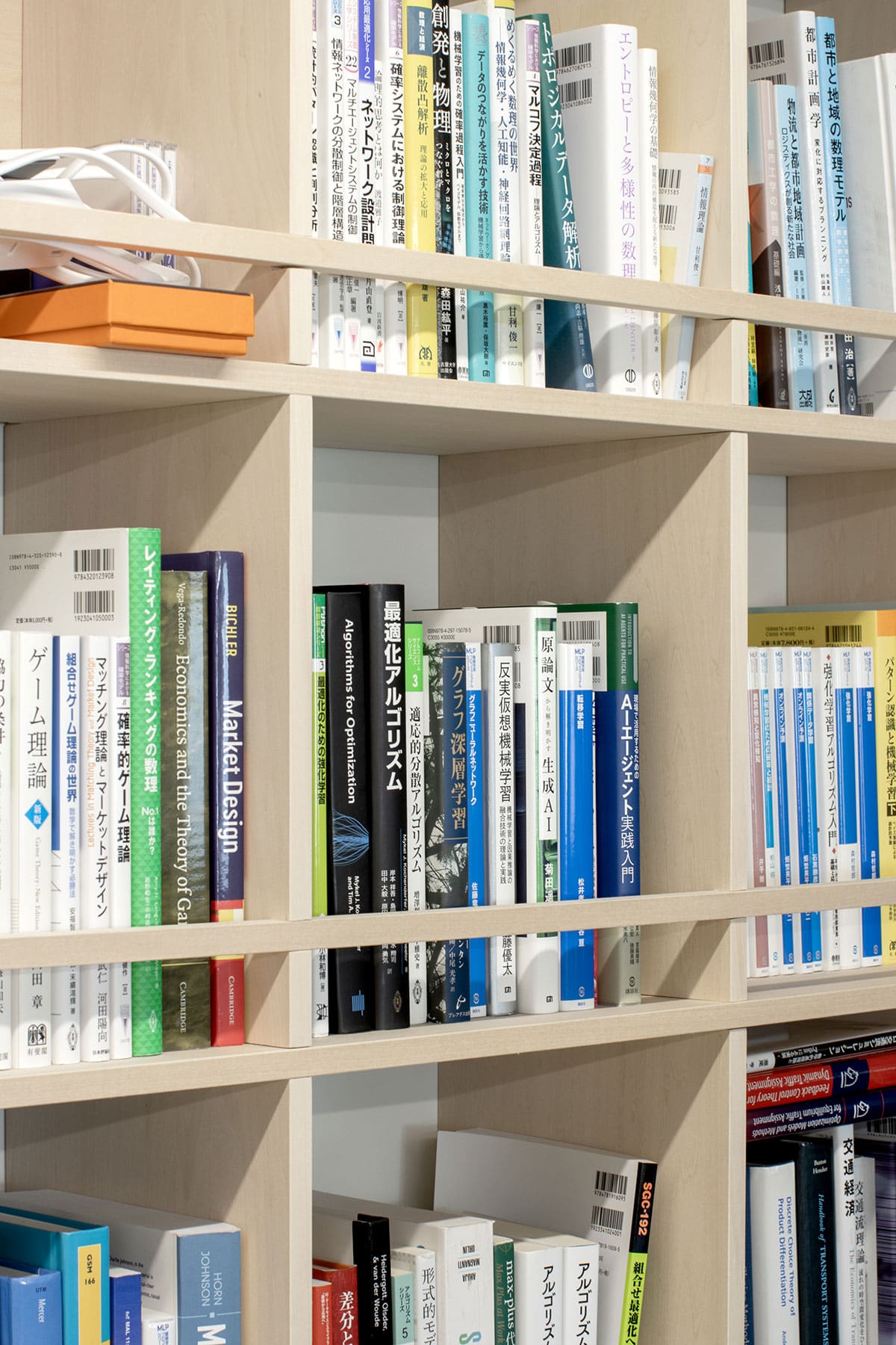 大学研究室・学生用ワークスペース - Shelf 壁一面の本棚 奥行250mm / ロータイプ本棚 - マルゲリータお客様事例