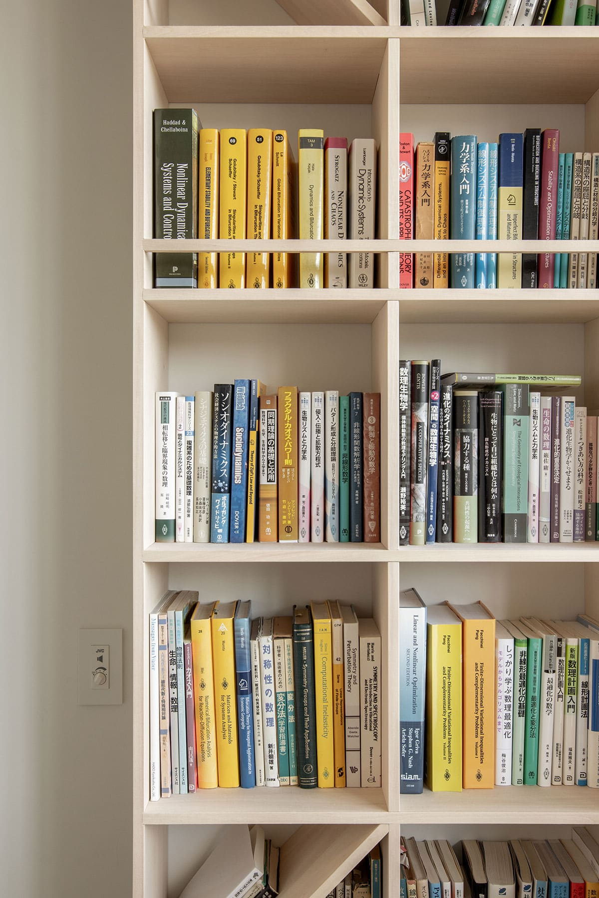 大学研究室・学生用ワークスペース - Shelf 壁一面の本棚 奥行250mm / ロータイプ本棚 - マルゲリータお客様事例
