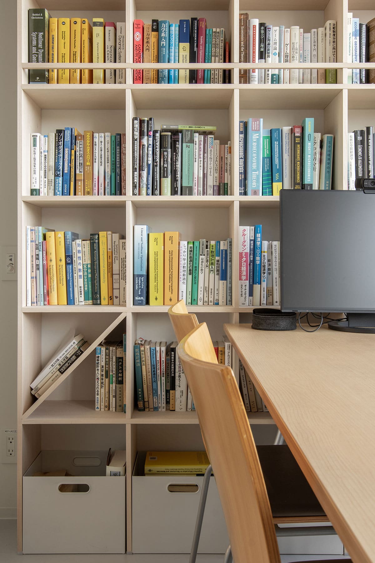 大学研究室・学生用ワークスペース - Shelf 壁一面の本棚 奥行250mm / ロータイプ本棚 - マルゲリータお客様事例