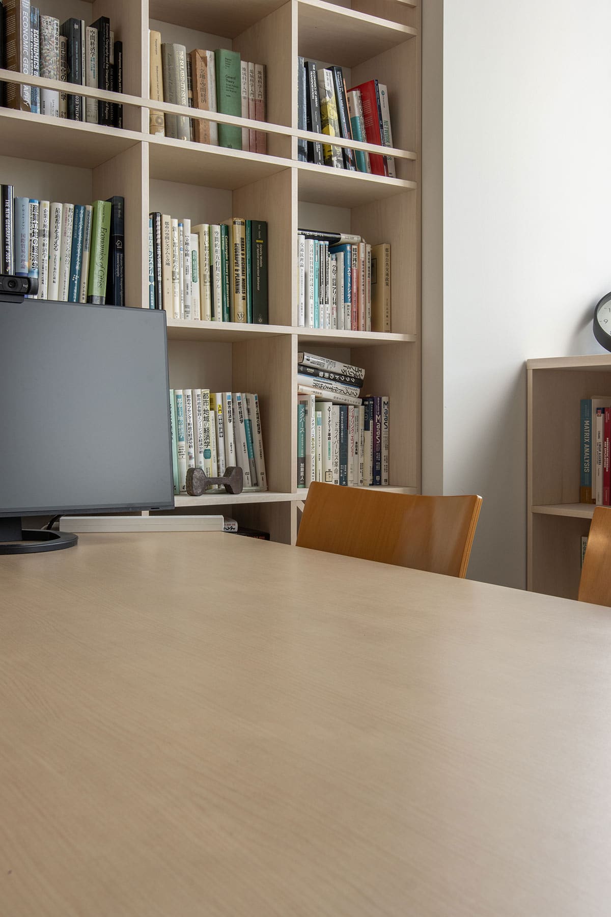 大学研究室・学生用ワークスペース - Shelf 壁一面の本棚 奥行250mm / ロータイプ本棚 - マルゲリータお客様事例