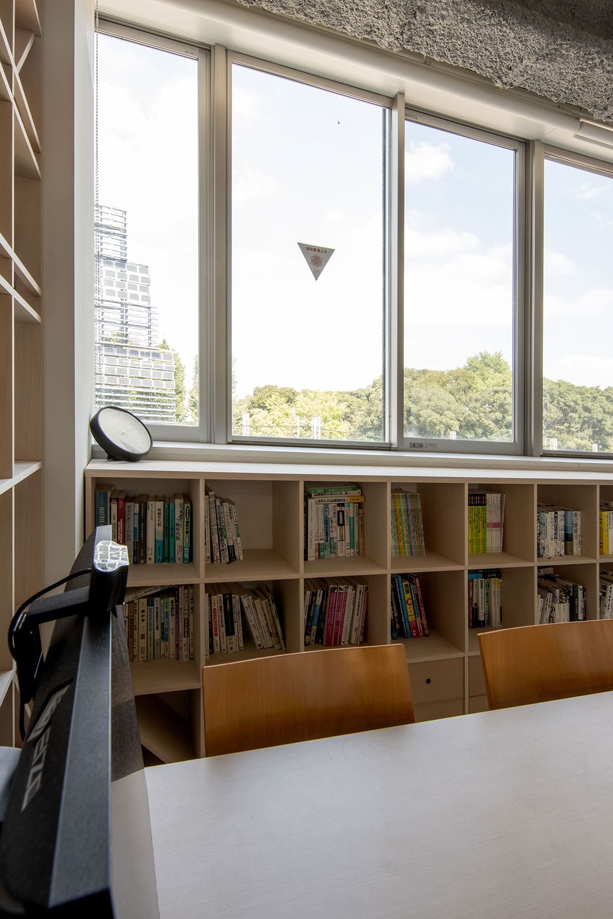 大学研究室・学生用ワークスペース - Shelf 壁一面の本棚 奥行250mm / ロータイプ本棚 - マルゲリータお客様事例