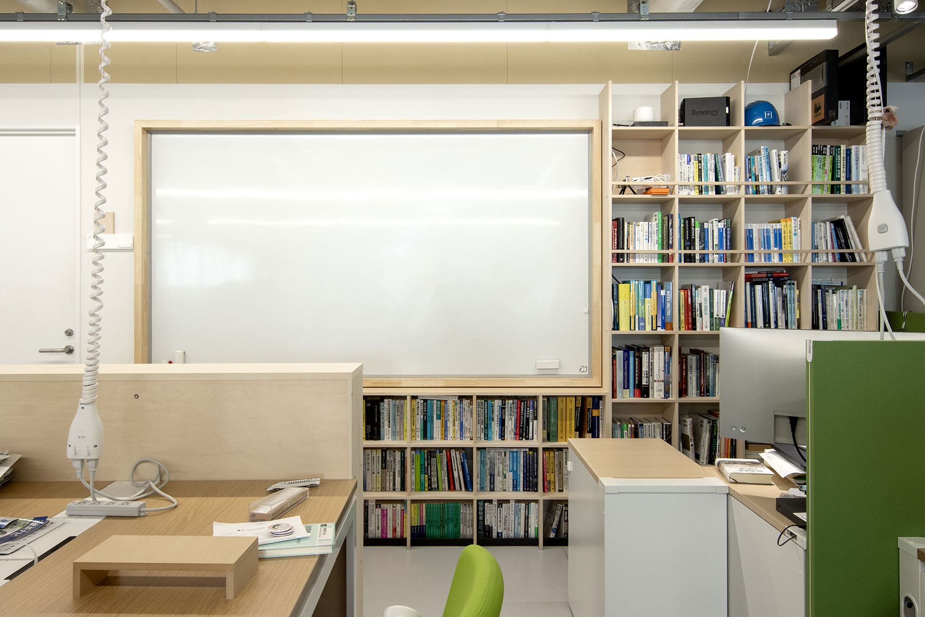 大学研究室・学生用ワークスペース - Shelf 壁一面の本棚 奥行250mm / ロータイプ本棚 - マルゲリータお客様事例