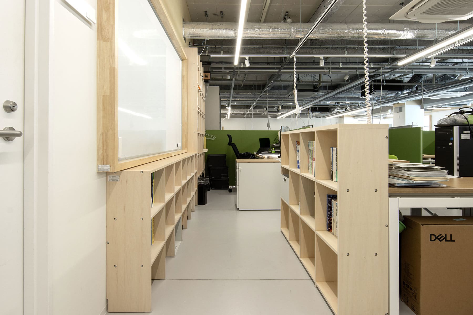 大学研究室・学生用ワークスペース - Shelf 壁一面の本棚 奥行250mm / ロータイプ本棚 - マルゲリータお客様事例