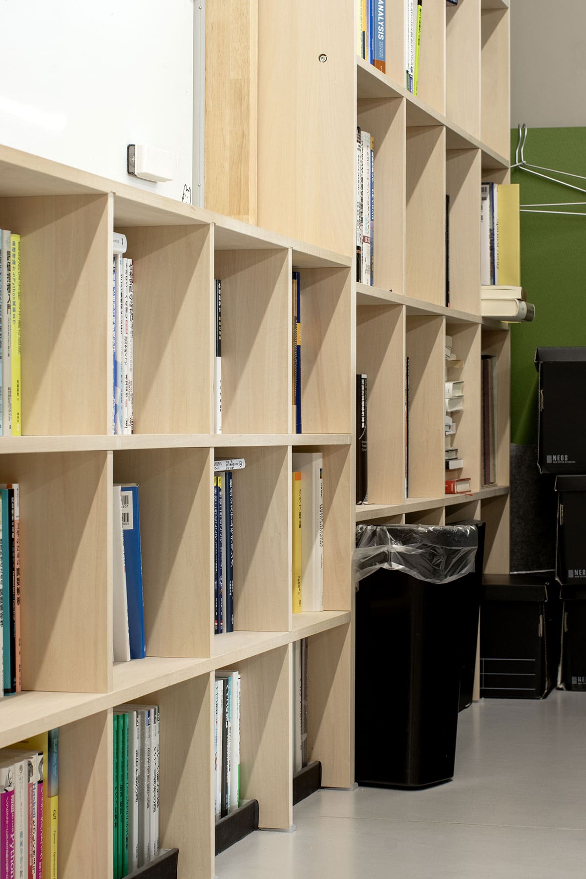 大学研究室・学生用ワークスペース - Shelf 壁一面の本棚 奥行250mm / ロータイプ本棚 - マルゲリータお客様事例