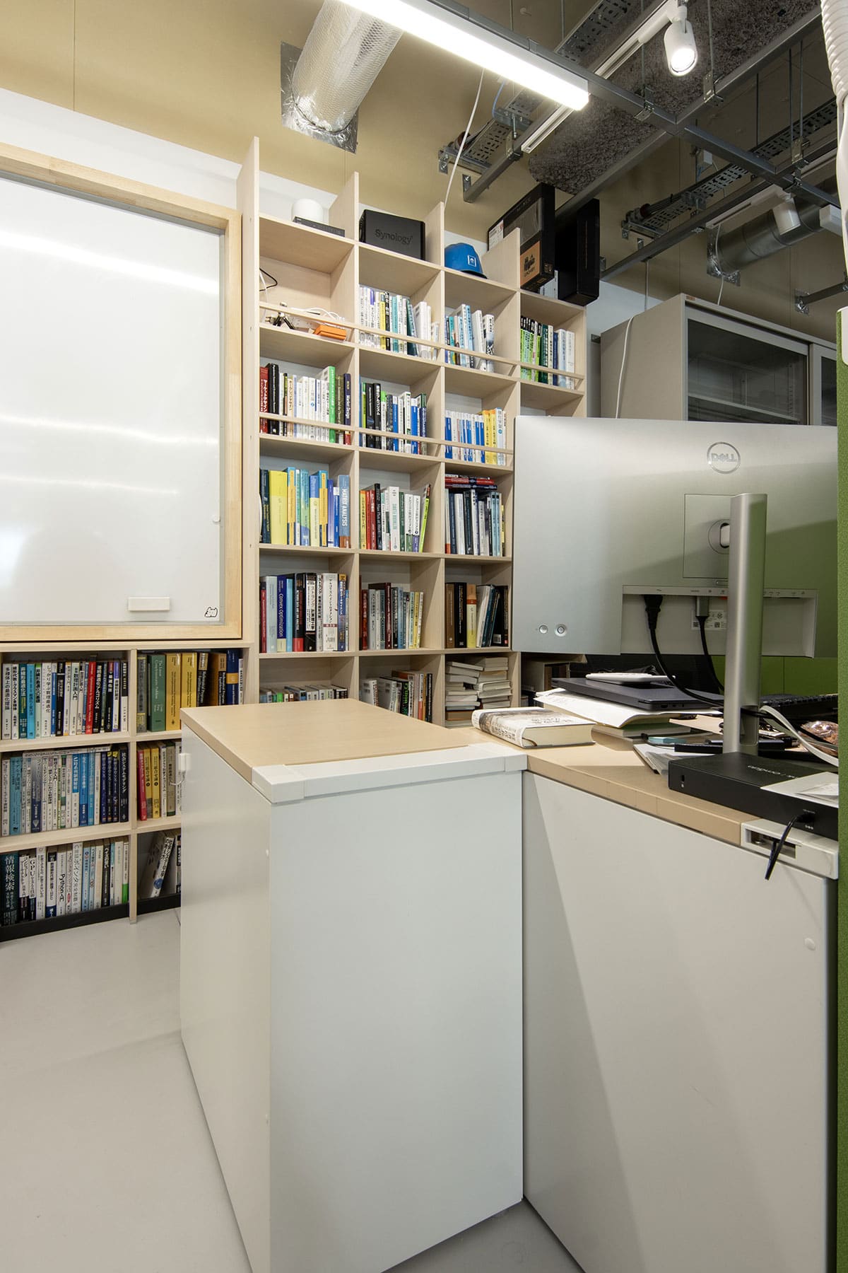 大学研究室・学生用ワークスペース - Shelf 壁一面の本棚 奥行250mm / ロータイプ本棚 - マルゲリータお客様事例