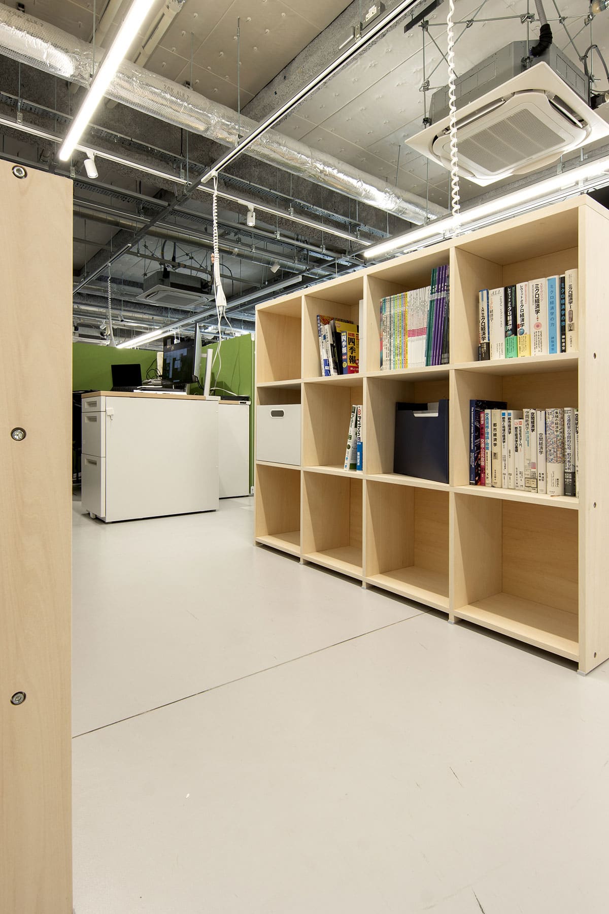 大学研究室・学生用ワークスペース - Shelf 壁一面の本棚 奥行250mm / ロータイプ本棚 - マルゲリータお客様事例