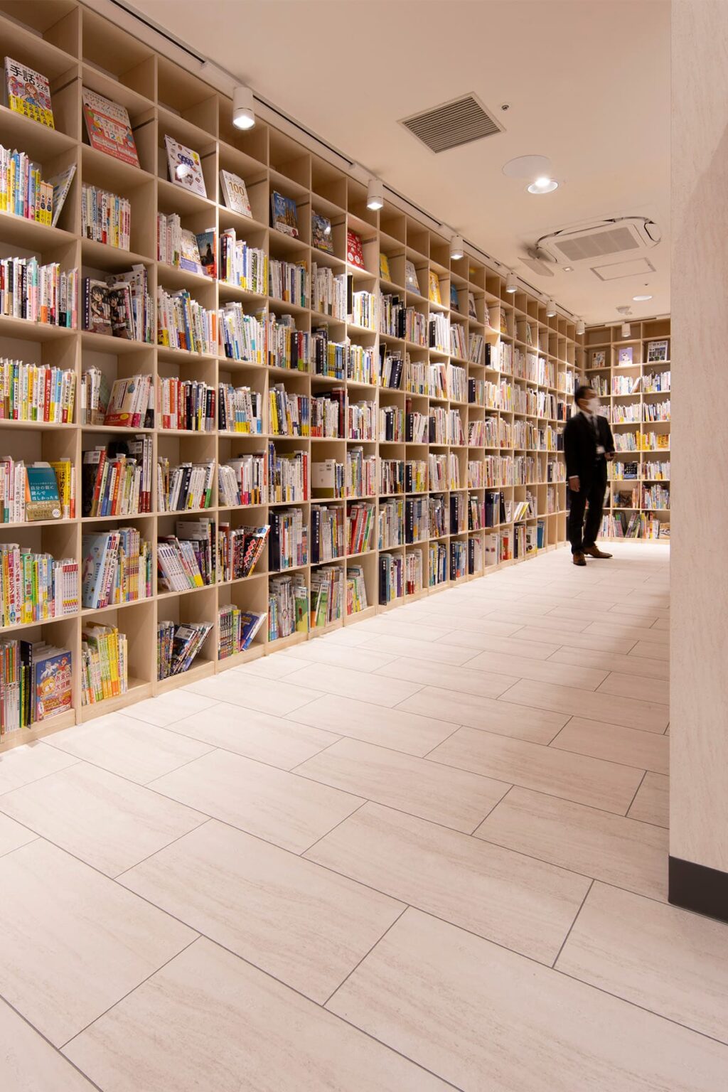 北野書店様の店内に設置された木製書棚 - Shelf 壁一面の本棚 - マルゲリータお客様事例