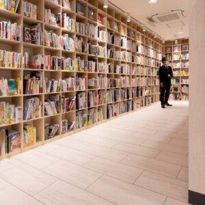 北野書店様の店内に設置された木製書棚 - Shelf 壁一面の本棚 - マルゲリータお客様事例