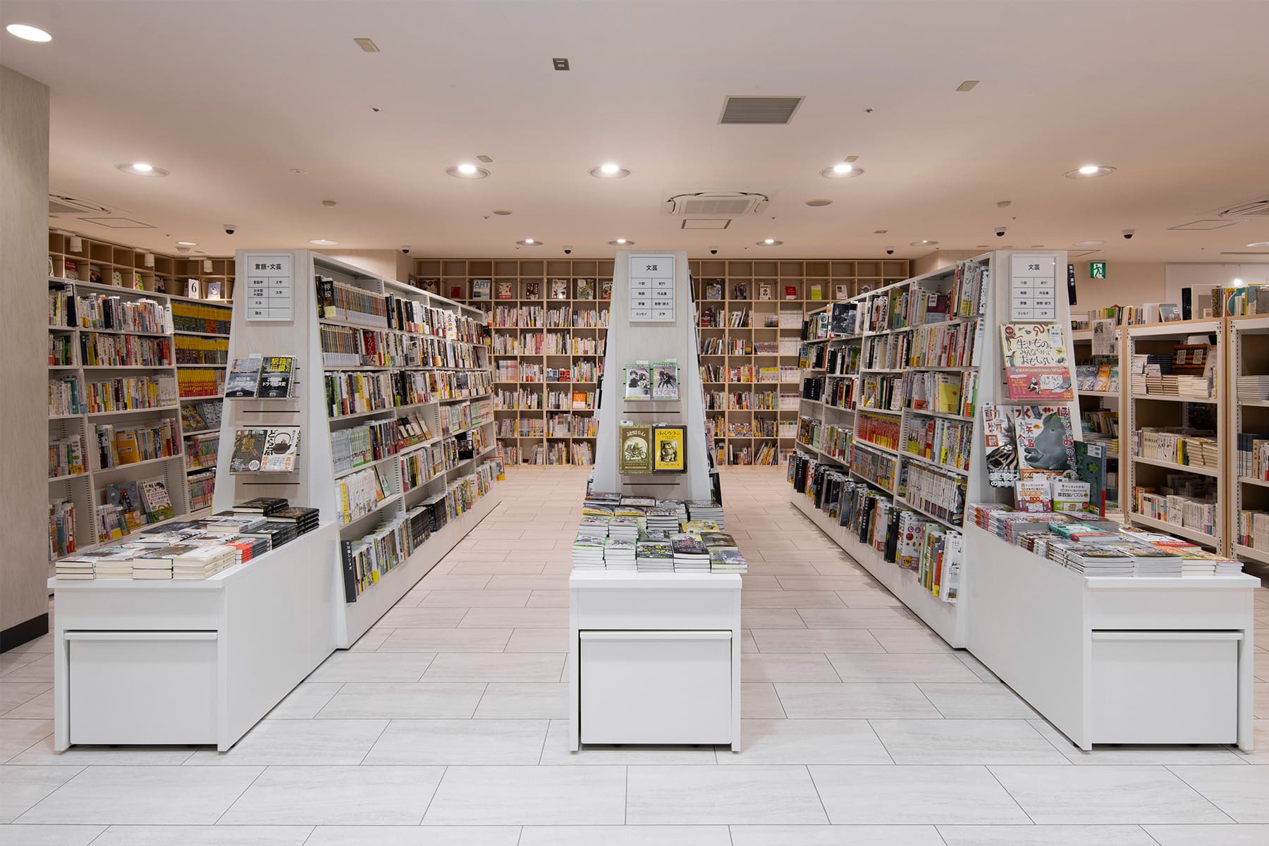 北野書店様の店内に設置された木製書棚 - Shelf 壁一面の本棚 - マルゲリータお客様事例