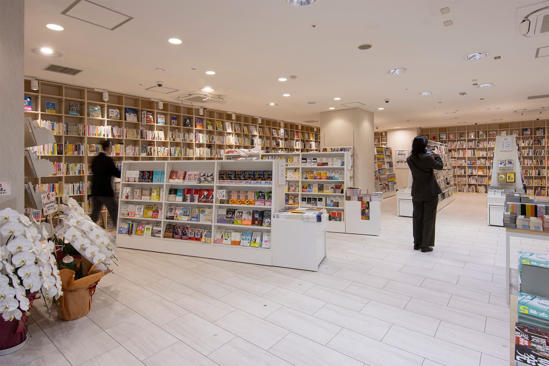 北野書店様の店内に設置された木製書棚 - Shelf 壁一面の本棚 - マルゲリータお客様事例