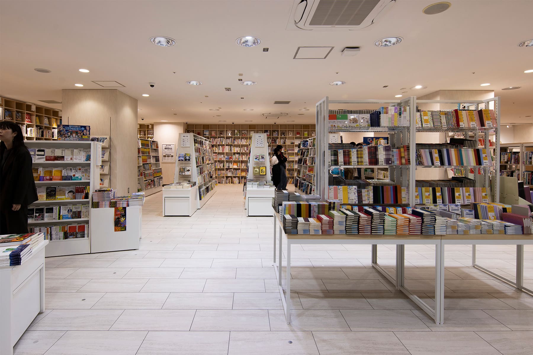 北野書店様の店内に設置された木製書棚 - Shelf 壁一面の本棚 - マルゲリータお客様事例
