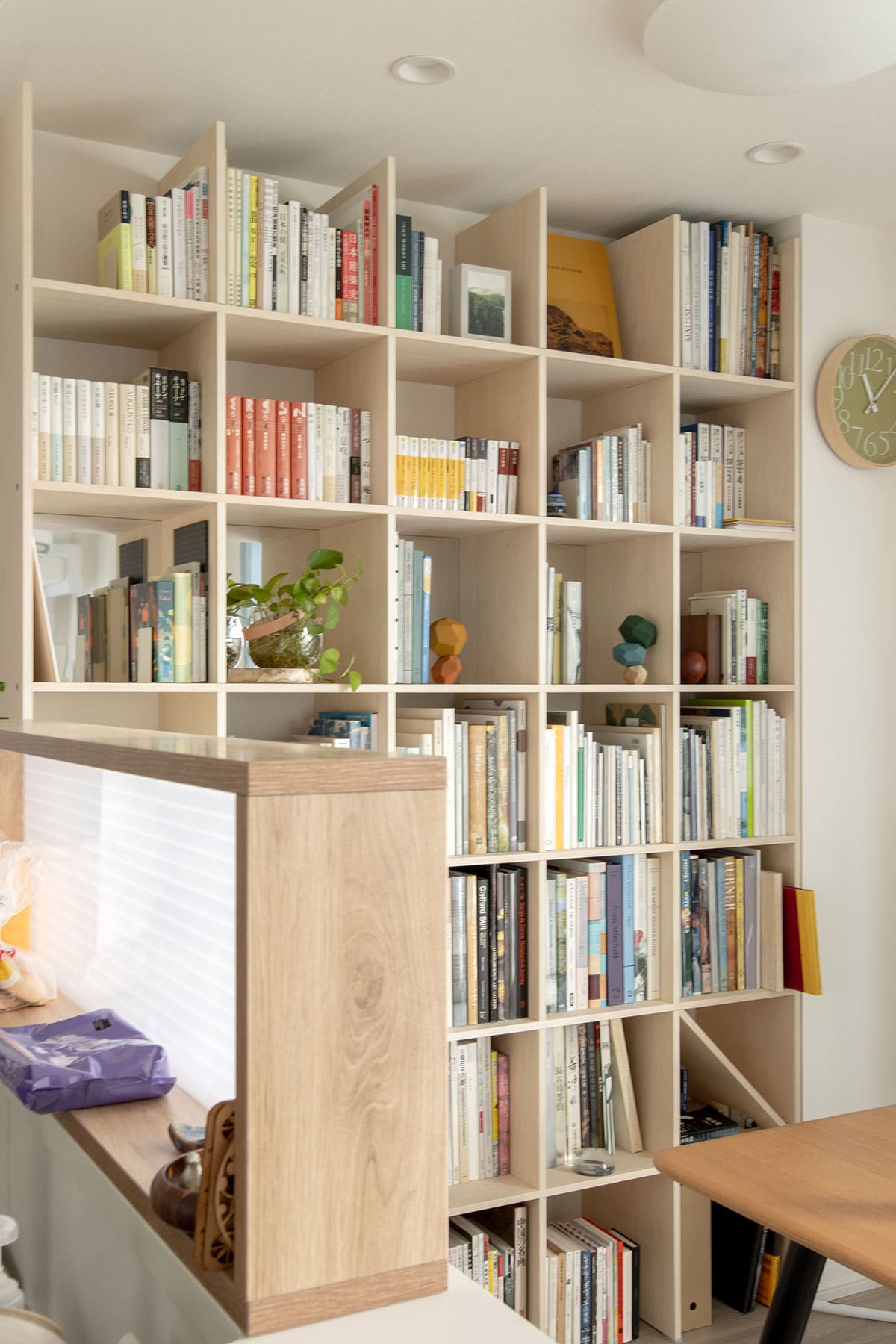 リビングダイニングの本棚 - Shelf 壁一面の本棚 奥行250mm - マルゲリータお客様事例