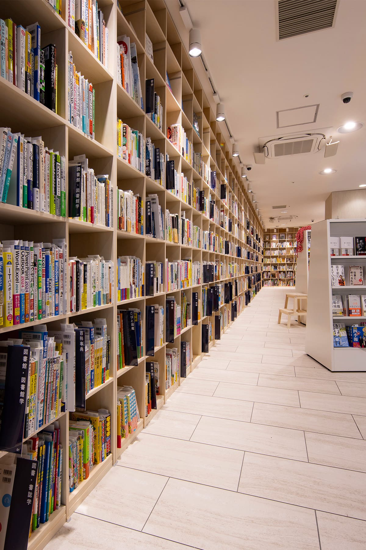 北野書店様の店内に設置された木製書棚 - Shelf 壁一面の本棚 - マルゲリータお客様事例