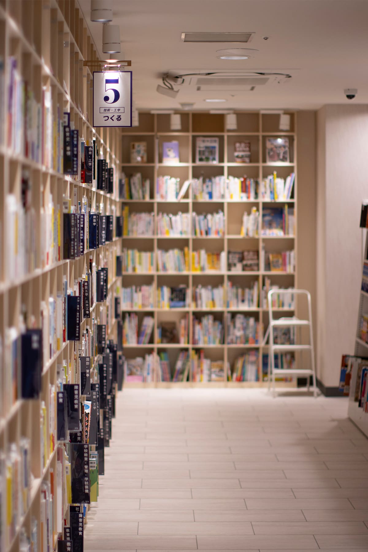 北野書店様の店内に設置された木製書棚 - Shelf 壁一面の本棚 - マルゲリータお客様事例