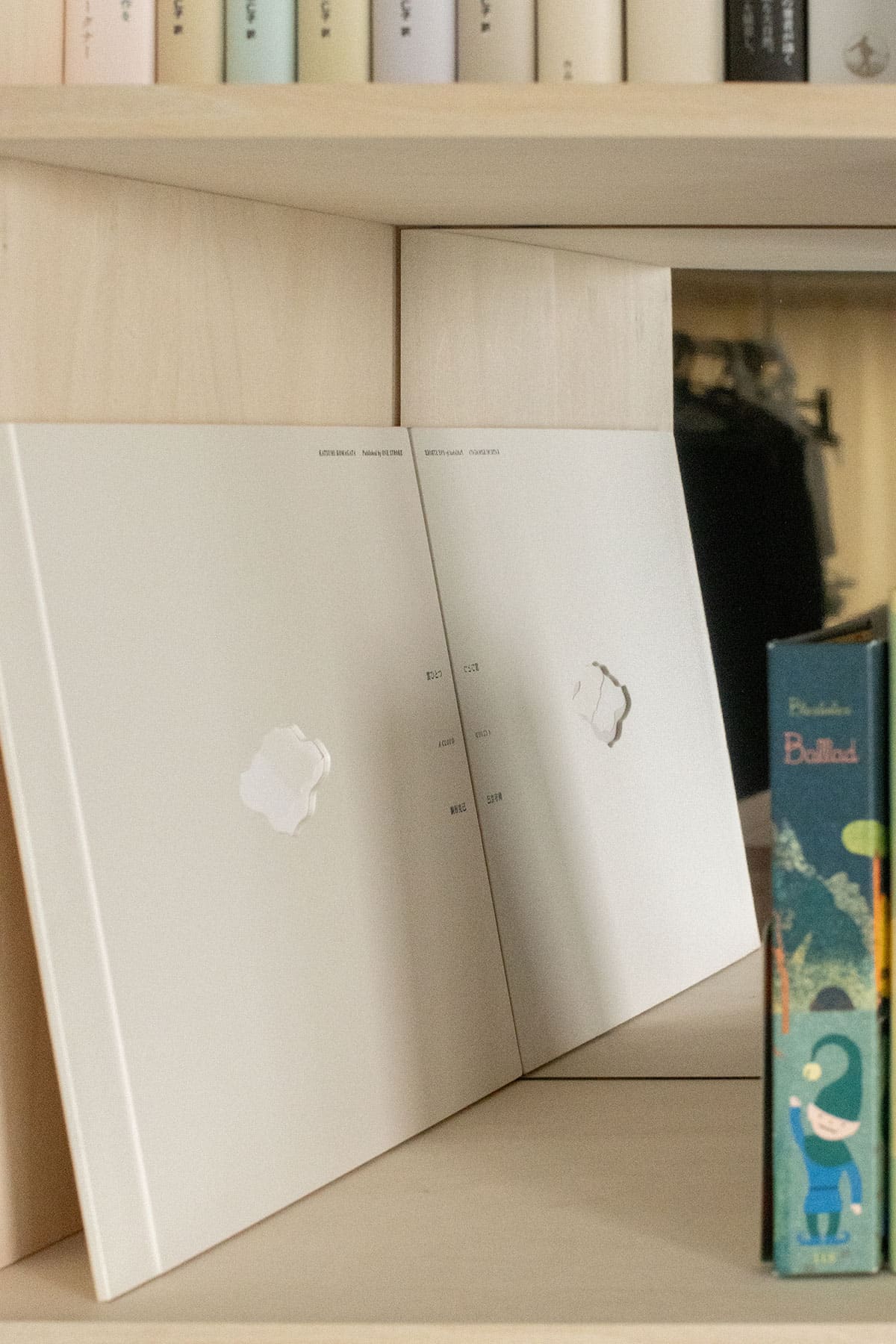 リビングダイニングの本棚 - Shelf 壁一面の本棚 奥行250mm - マルゲリータお客様事例