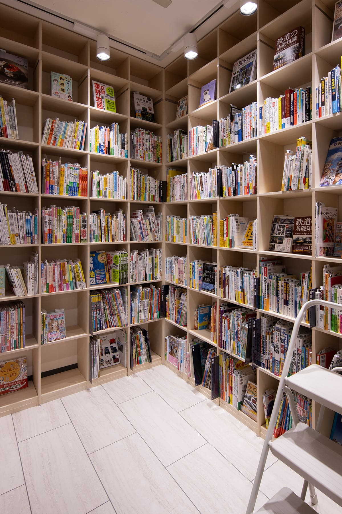 北野書店様の店内に設置された木製書棚 - Shelf 壁一面の本棚 - マルゲリータお客様事例